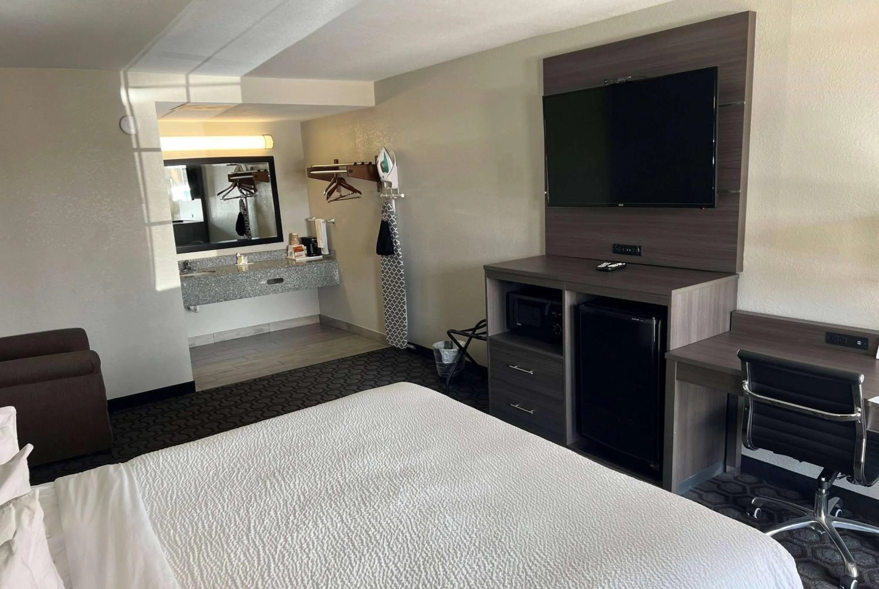 Photo of the whole room, Bed in Days Inn by Wyndham Wagoner