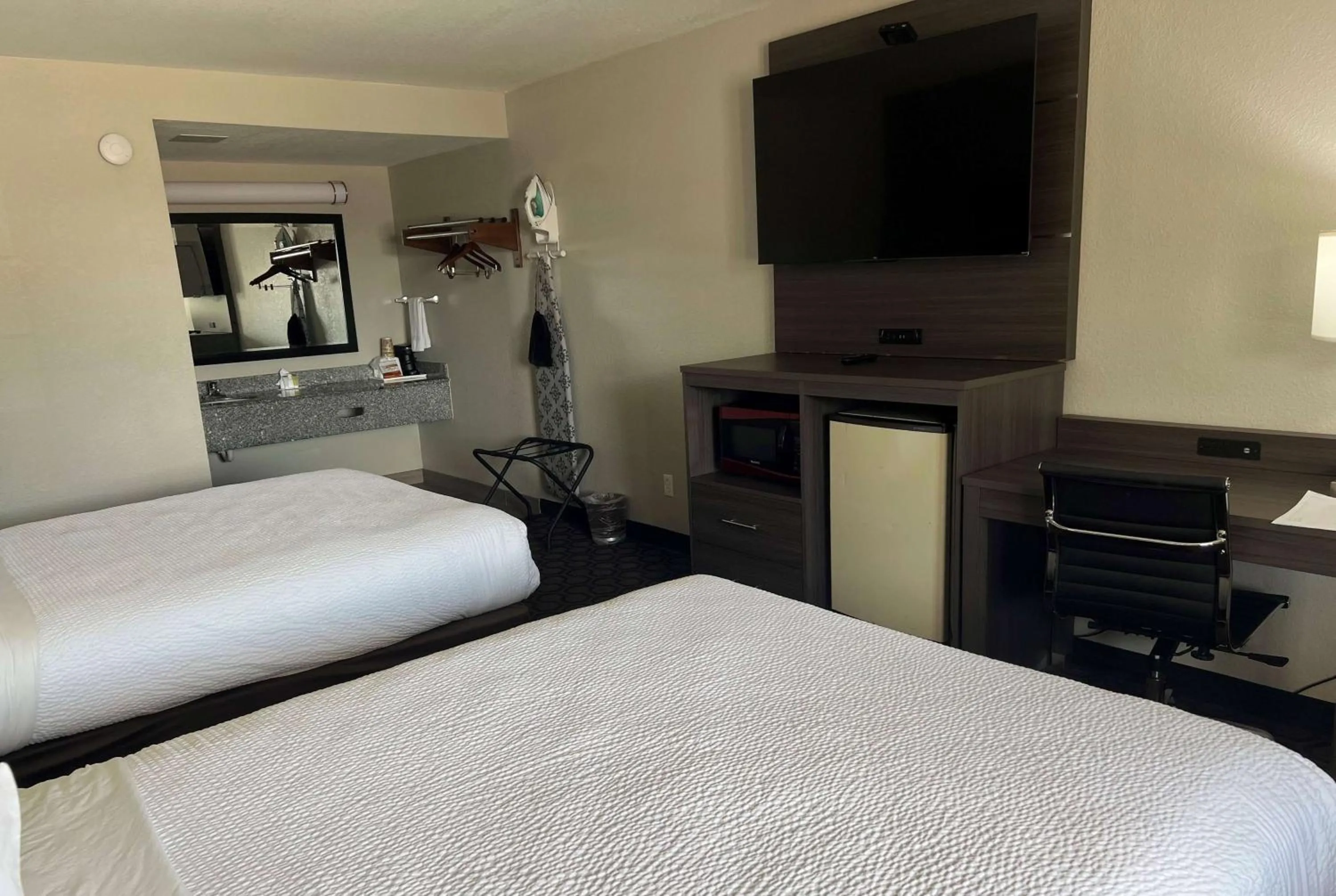 Photo of the whole room, Bed in Days Inn by Wyndham Wagoner