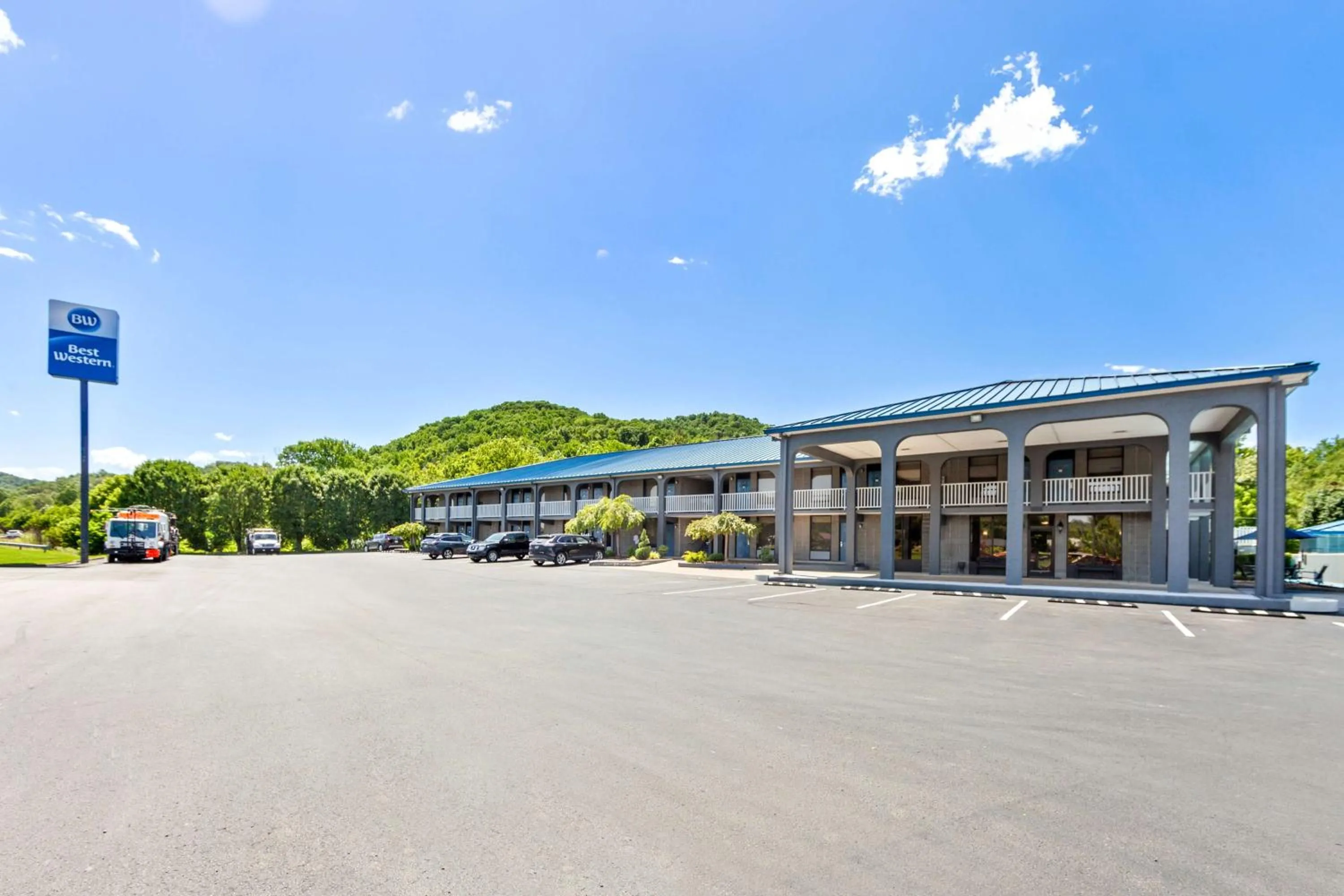 Property building in Best Western Wilderness Trail Inn