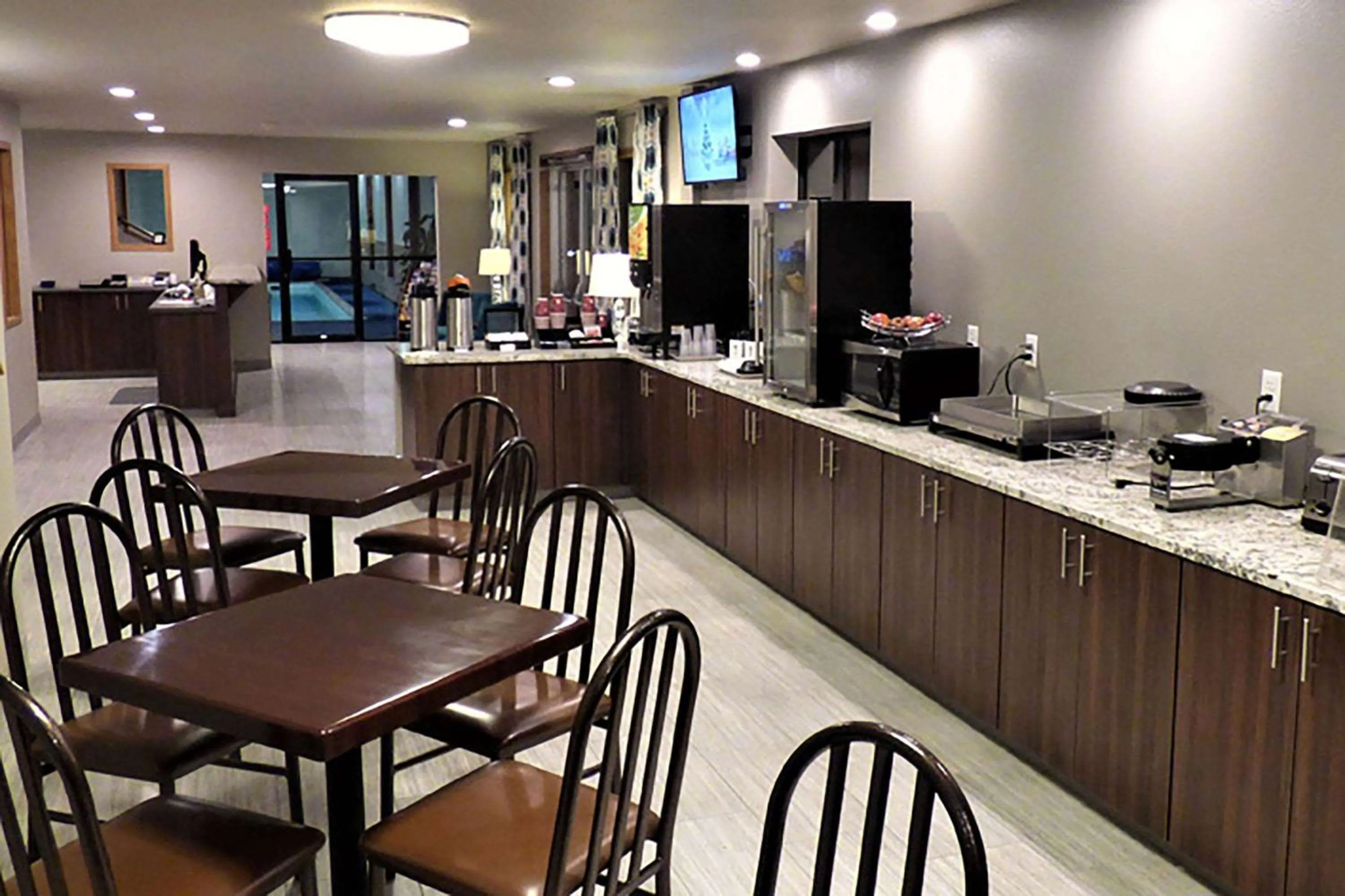 Restaurant/Places to Eat in Sandhill Inn & Suites