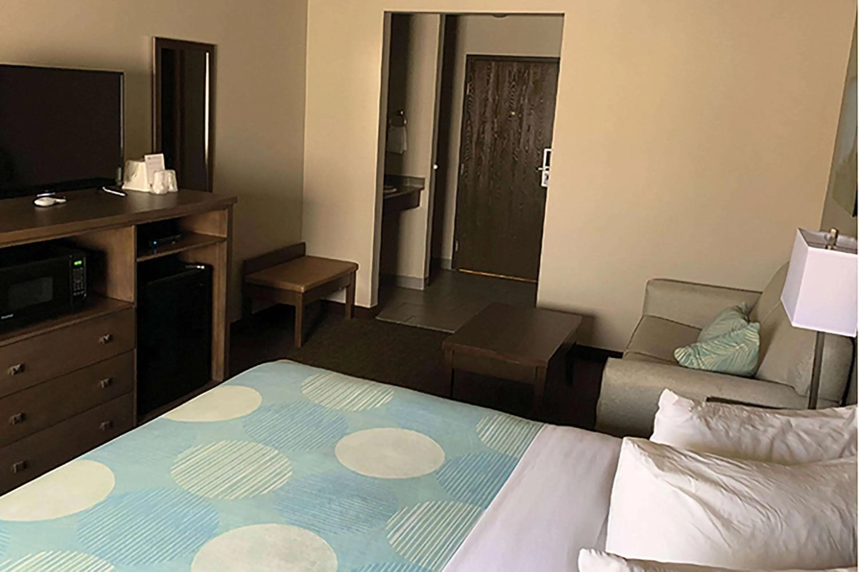 Photo of the whole room, Bed in Sandhill Inn & Suites