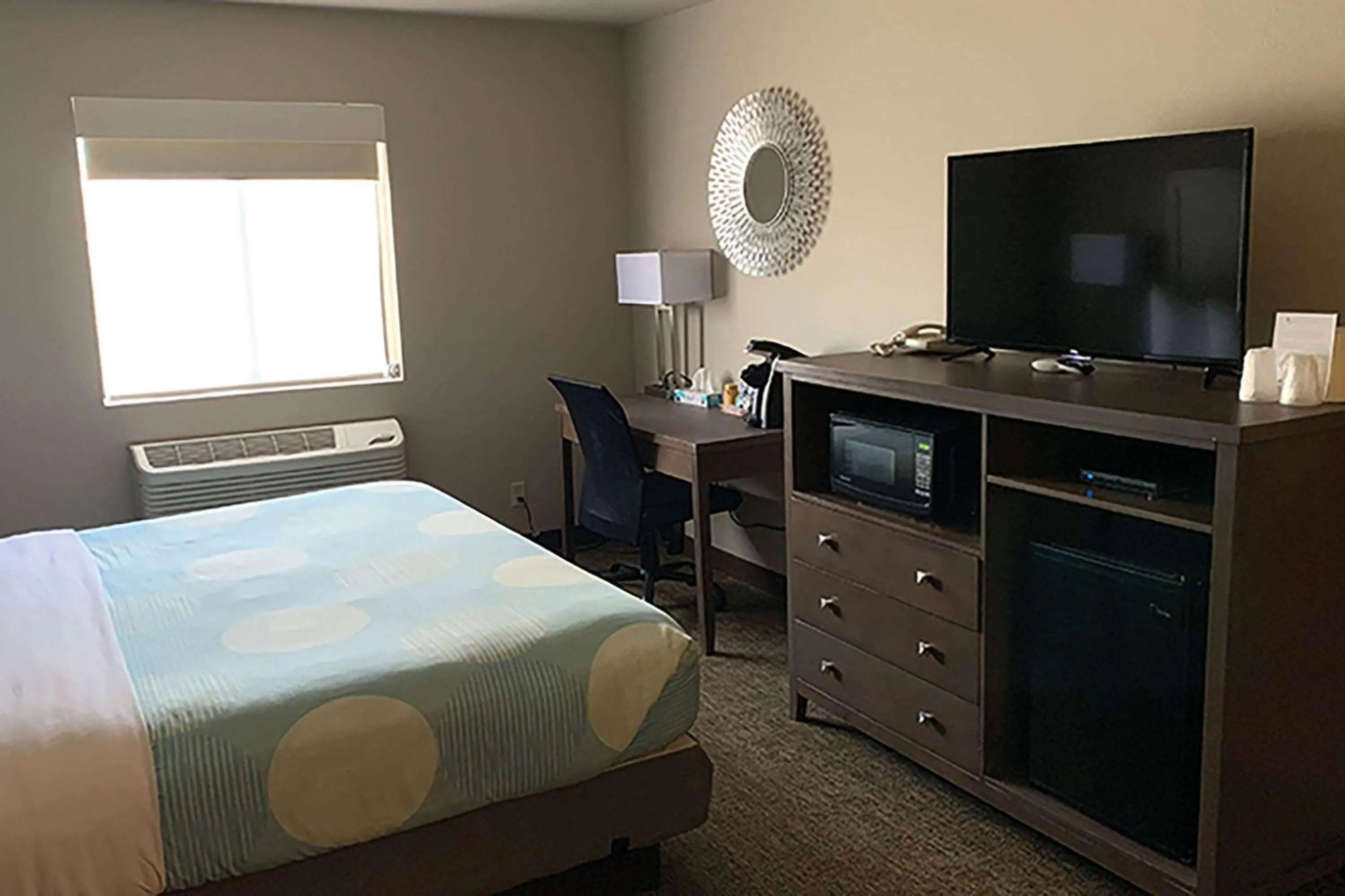 Photo of the whole room, Bed in Sandhill Inn & Suites