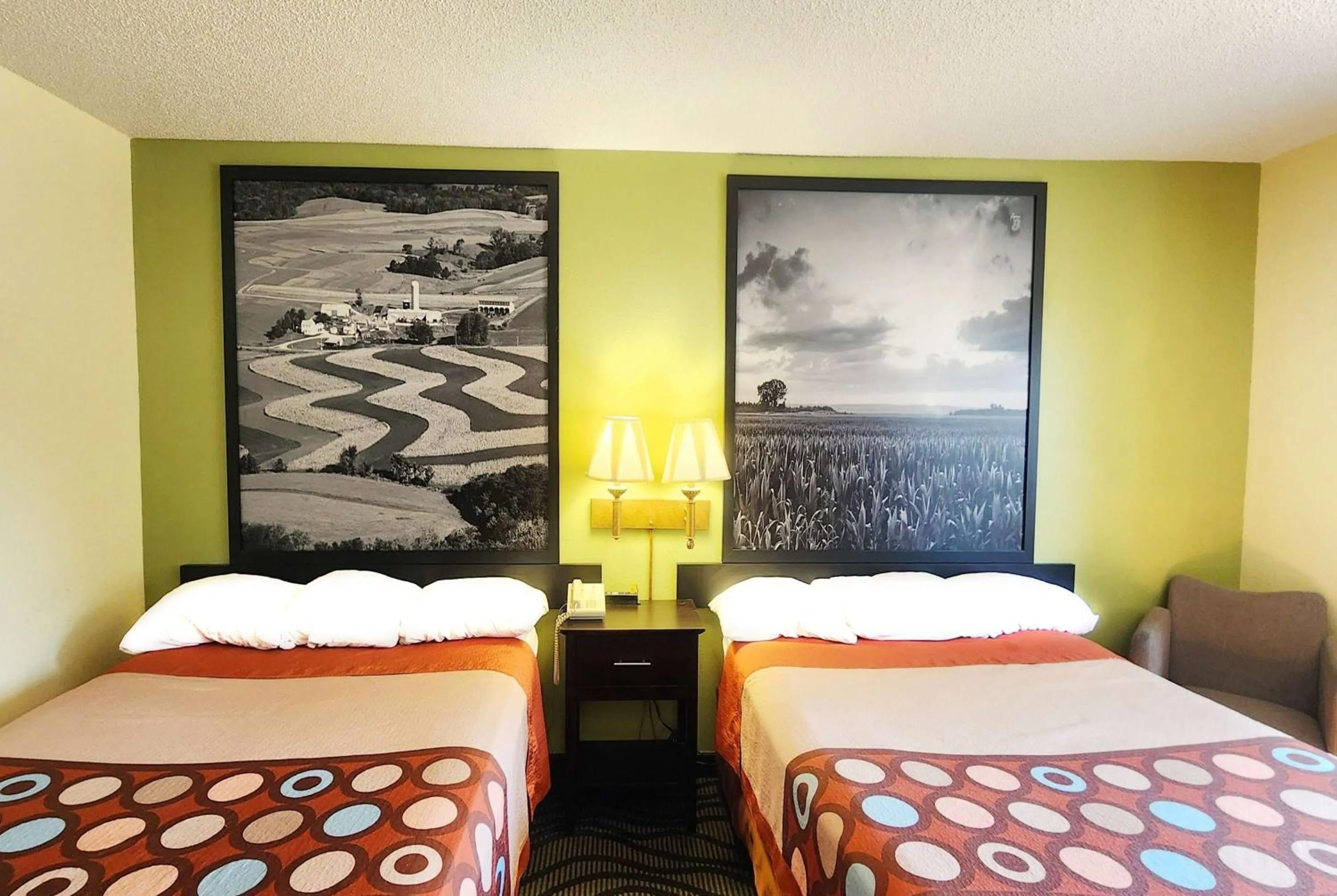 Photo of the whole room, Bed in Super 8 by Wyndham Newton