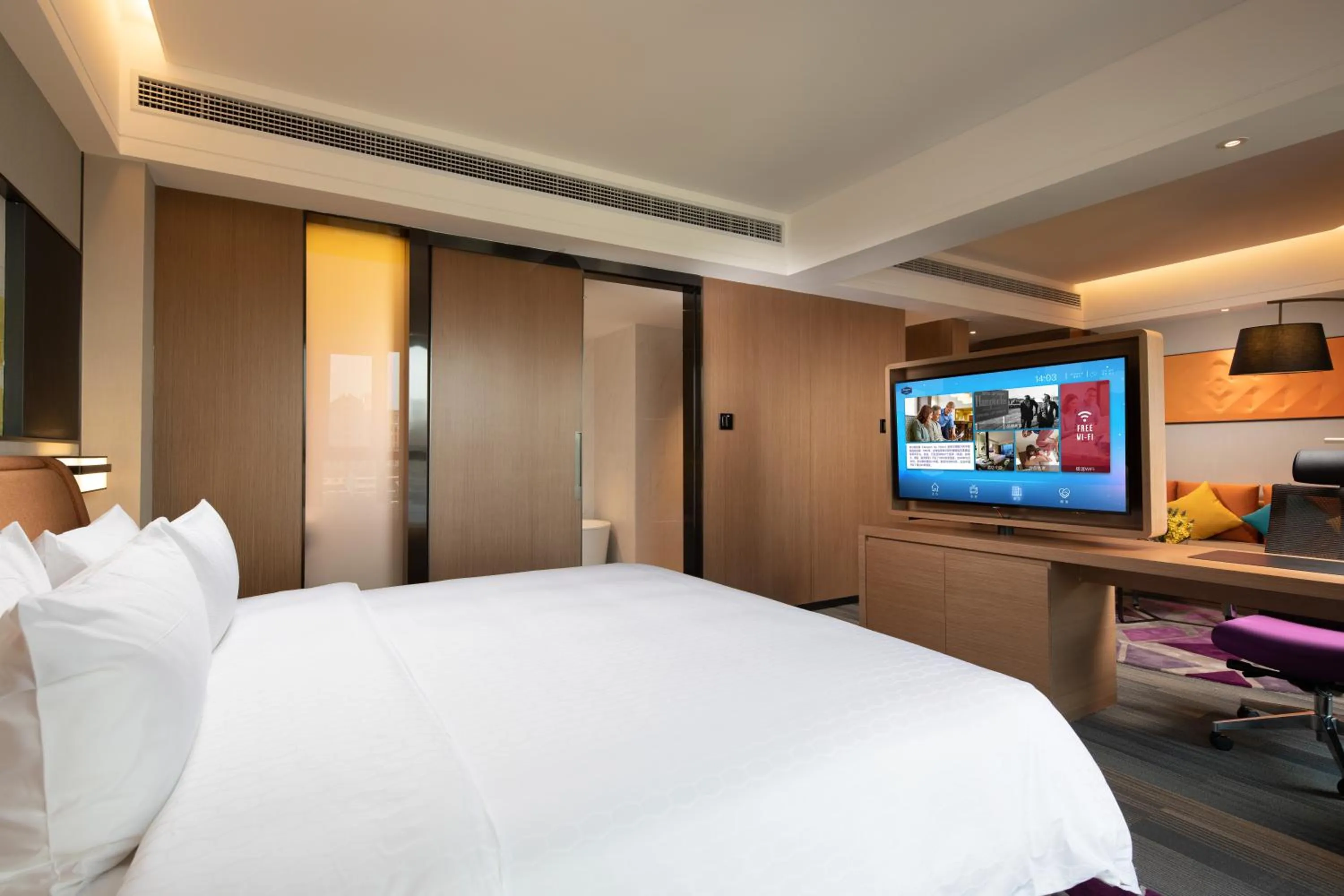 Communal lounge/ TV room, Bed in Hampton by Hilton Yixing Renmin Middle Road Branch