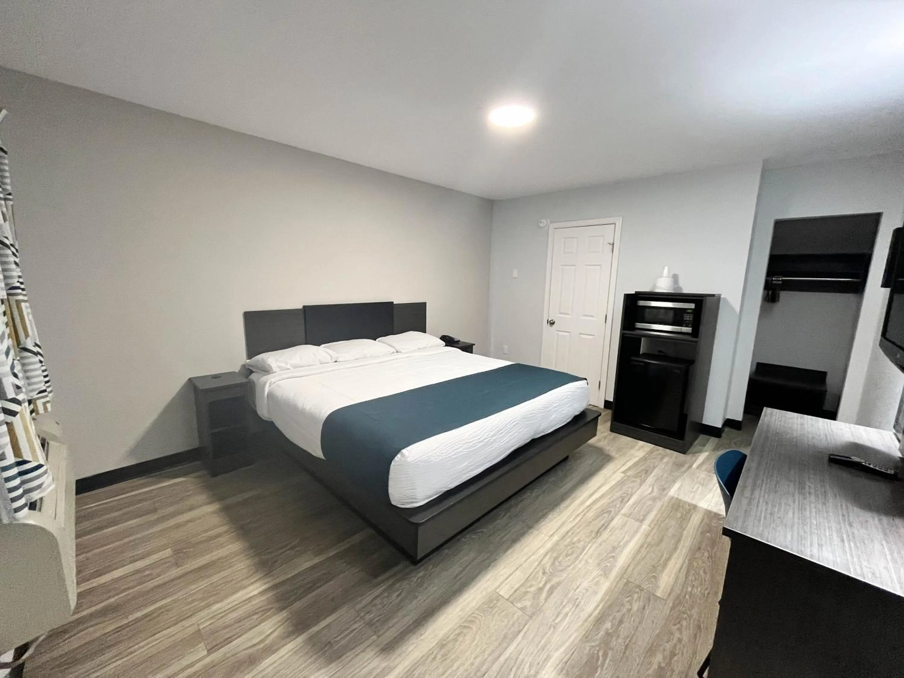 Bedroom, Bed in Motel 6 Williamstown