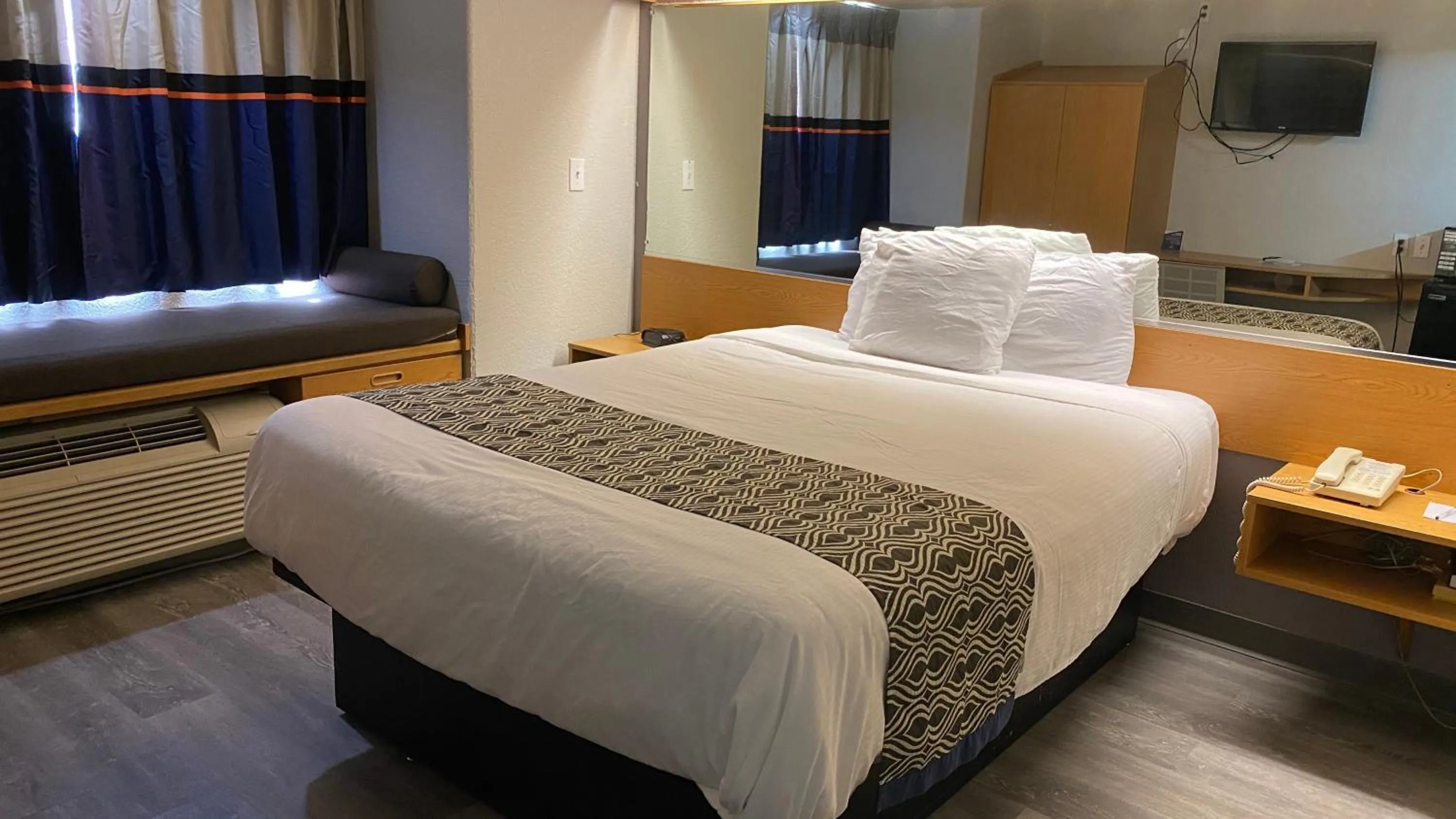 Bed in Microtel Inn & Suites by Wyndham Ardmore