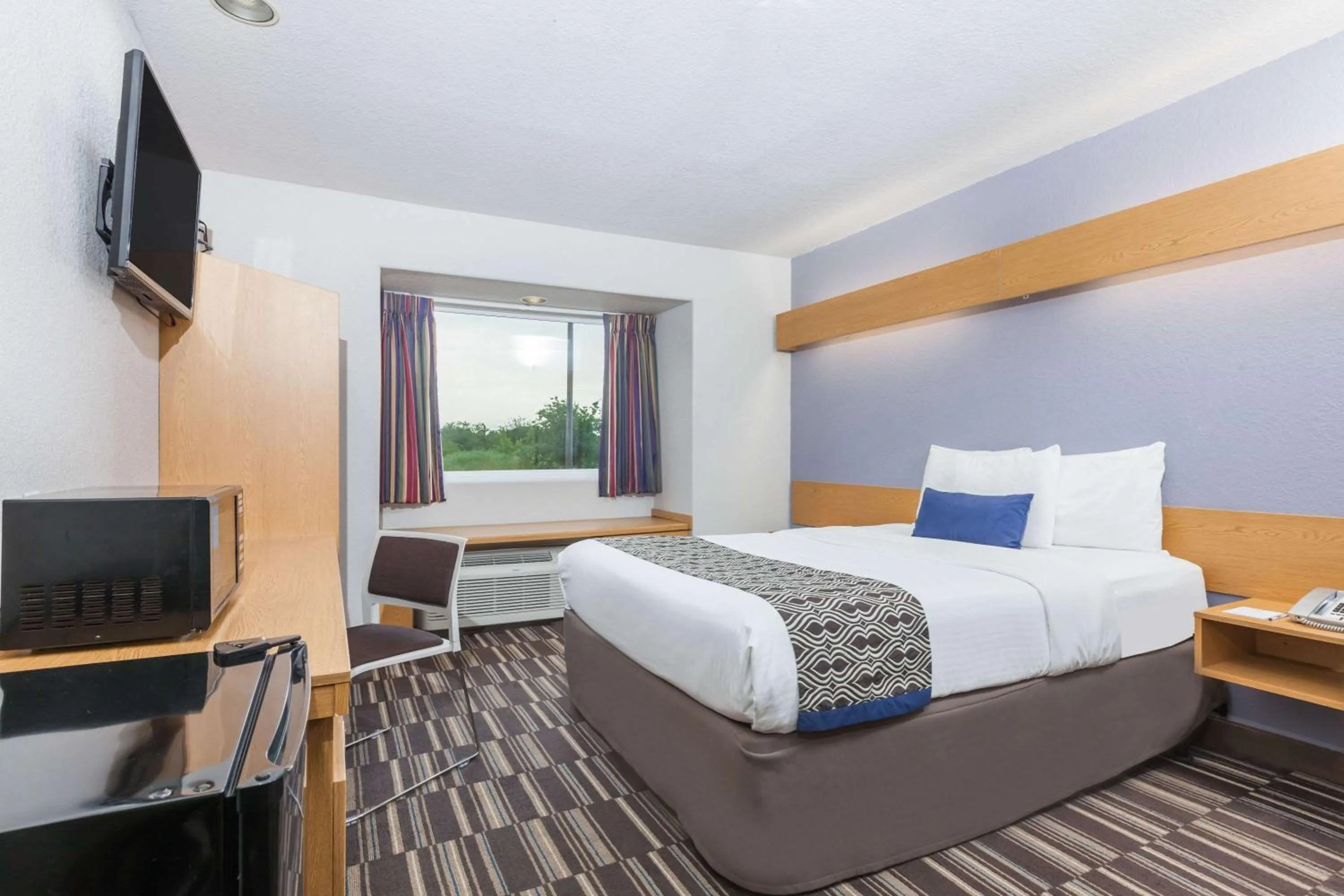 Photo of the whole room, Bed in Microtel Inn & Suites by Wyndham Ardmore