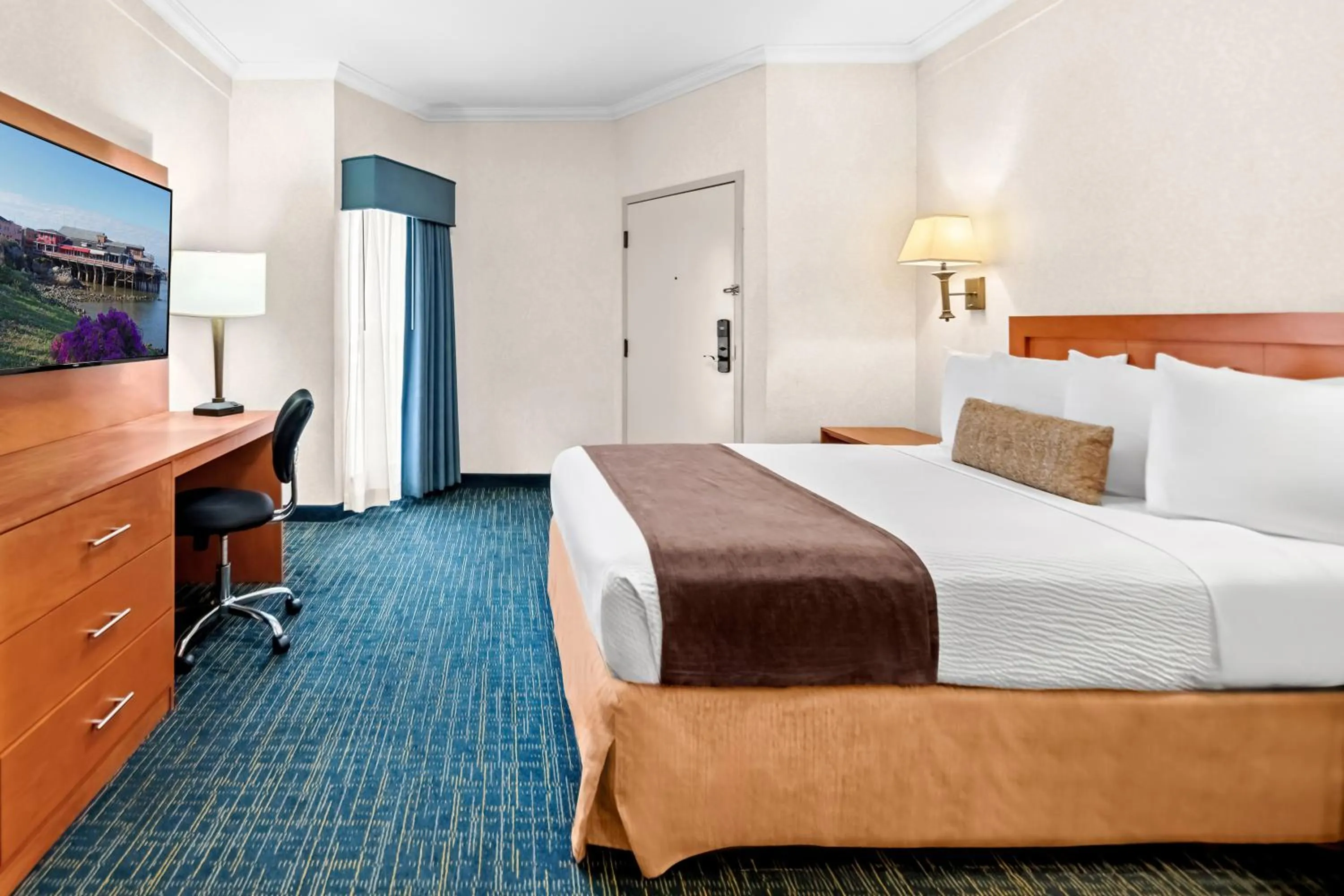 Bedroom, Bed in Best Western De Anza Inn