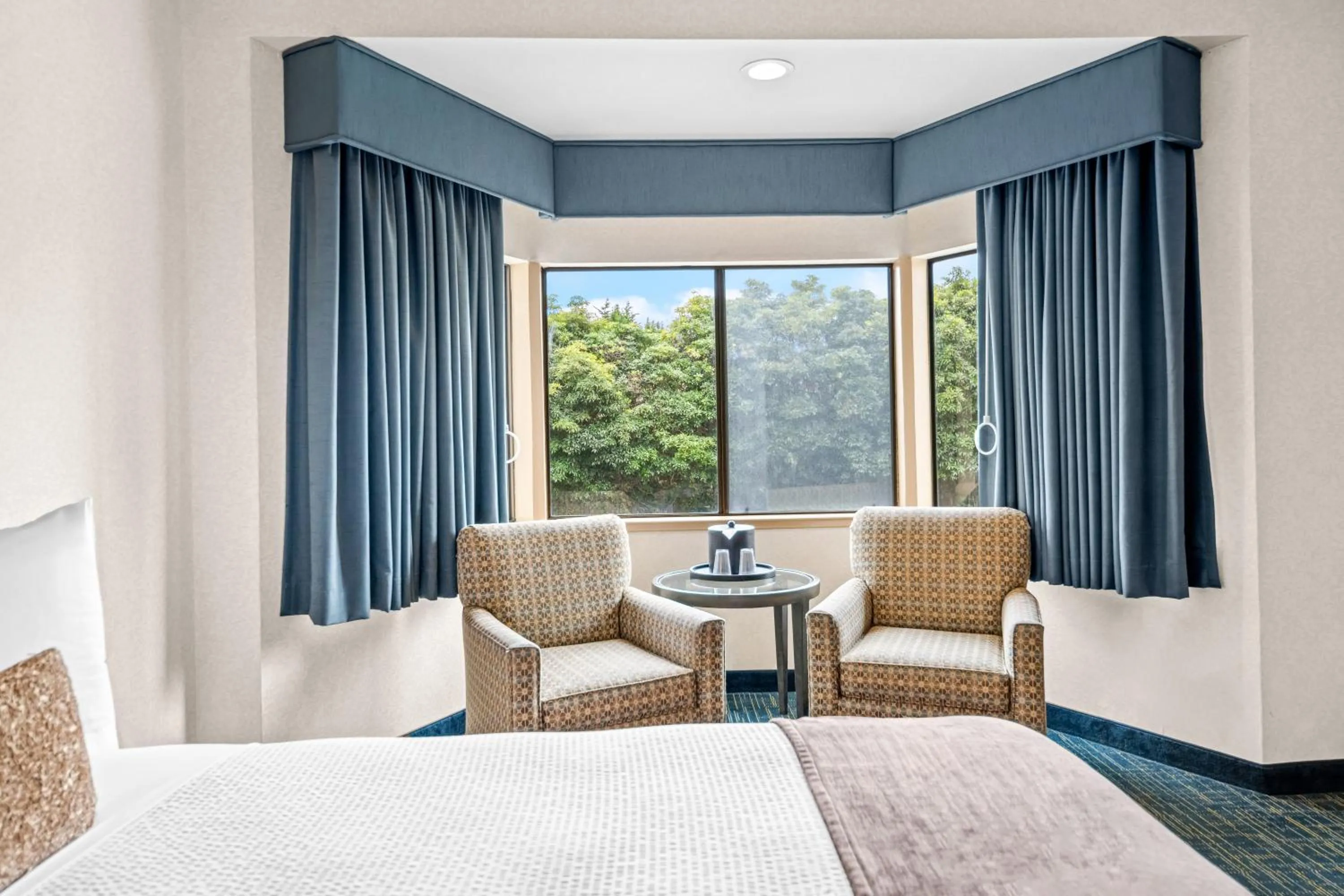 Seating area, Bed in Best Western De Anza Inn