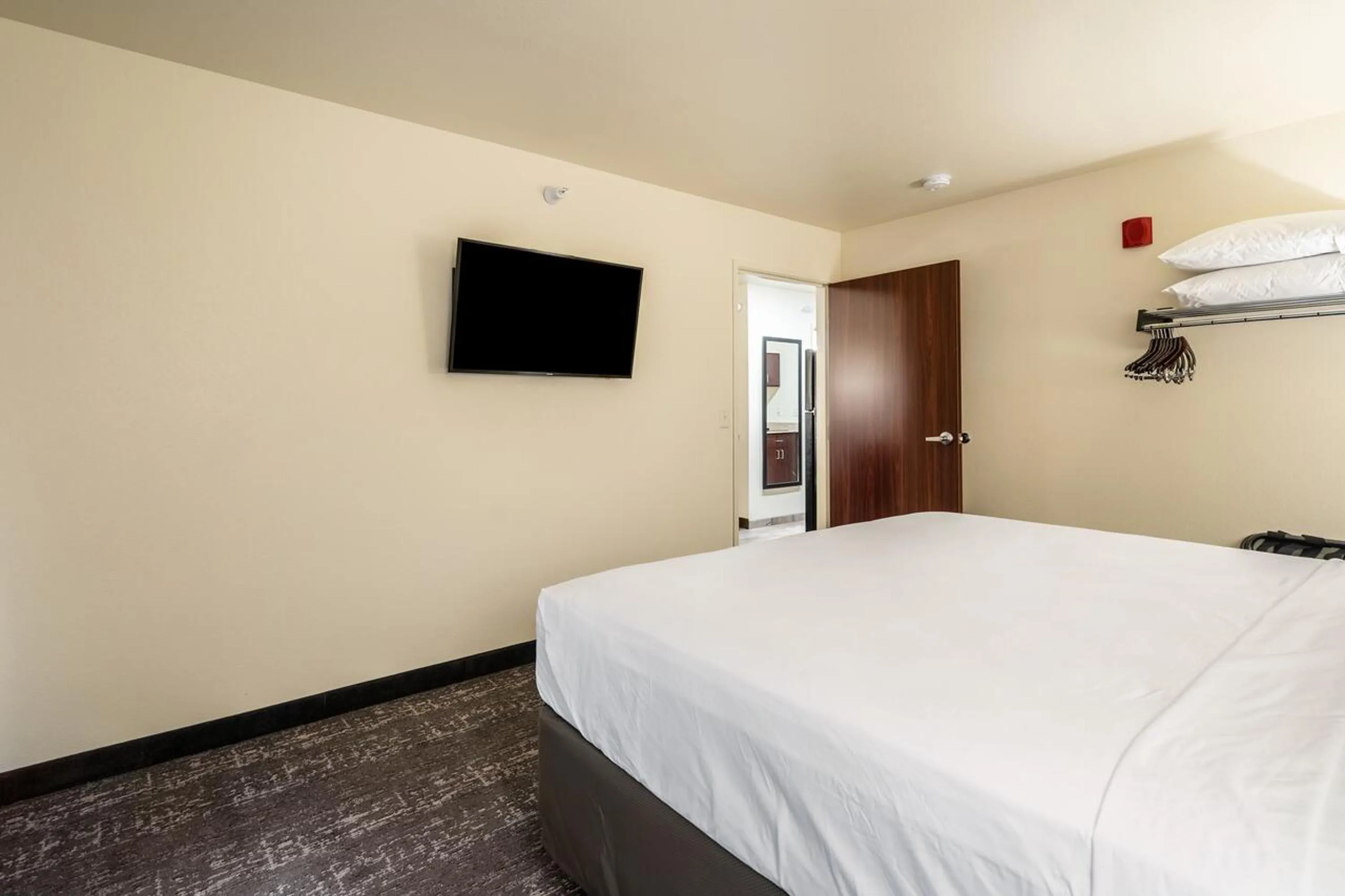 Bed in Cobblestone Inn & Suites - Kermit