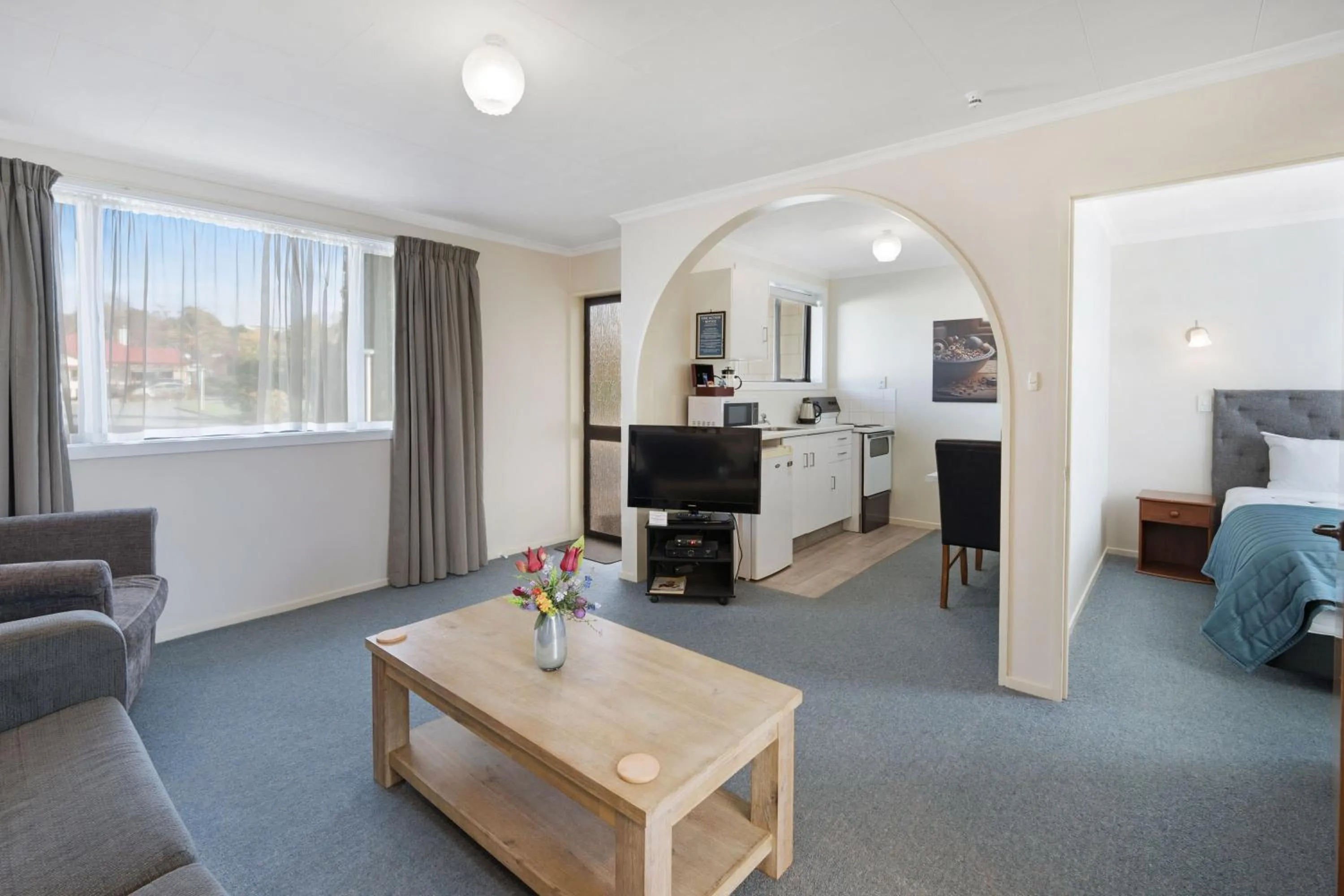 Kitchen or kitchenette, Bed in ASURE Oakleigh Motel