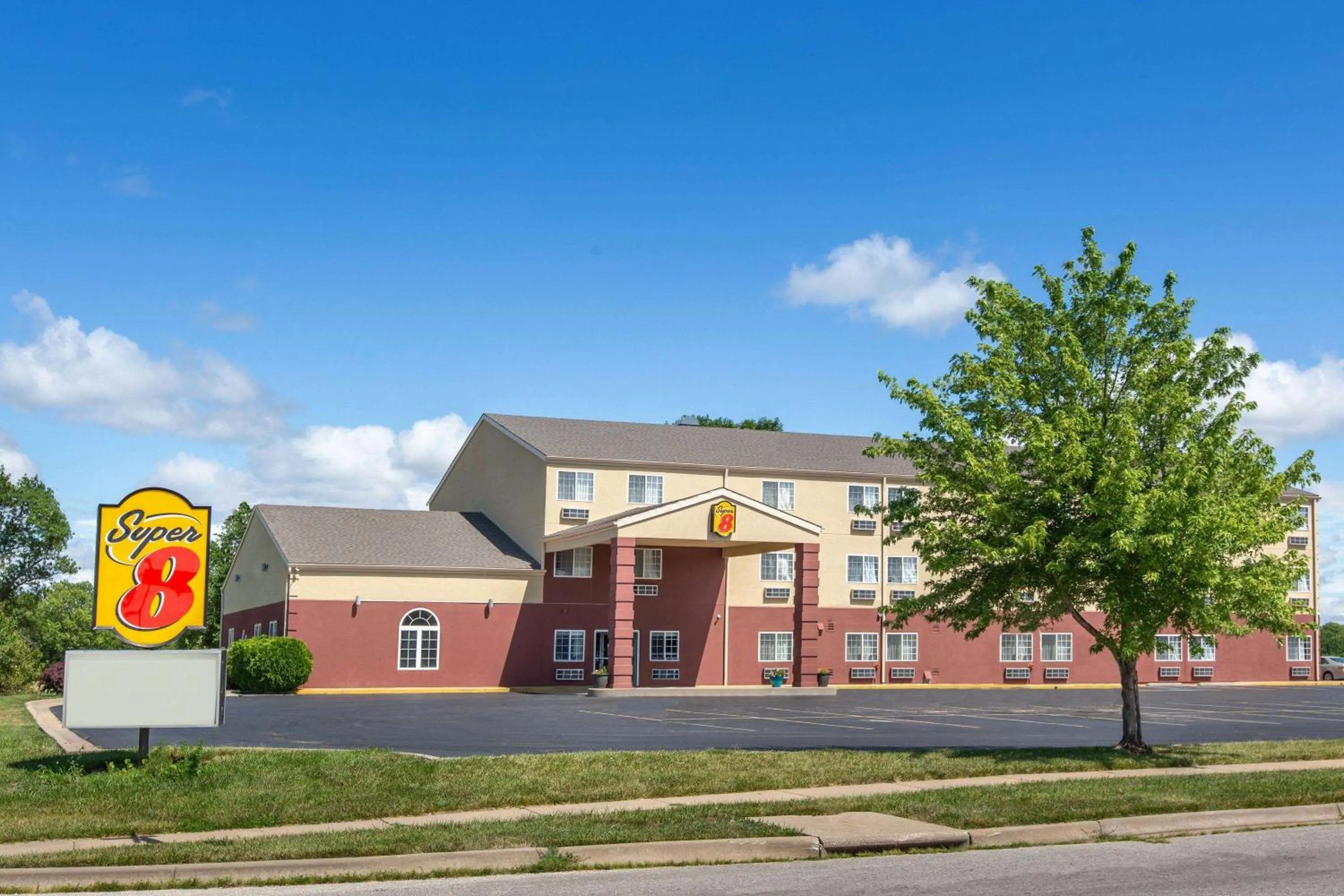 Property building in Super 8 by Wyndham Ottawa