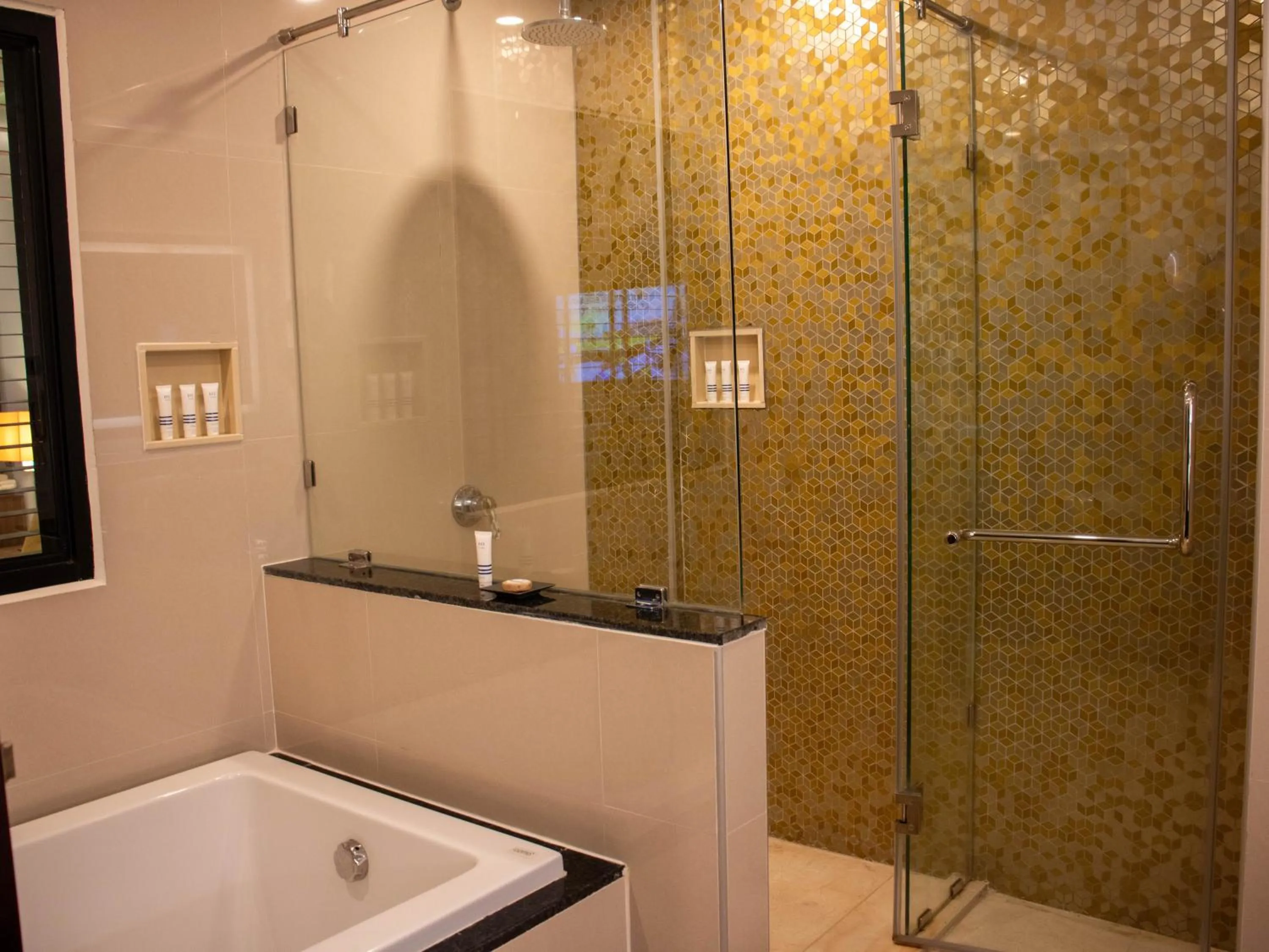 Shower in Tmark Resort Vangvieng