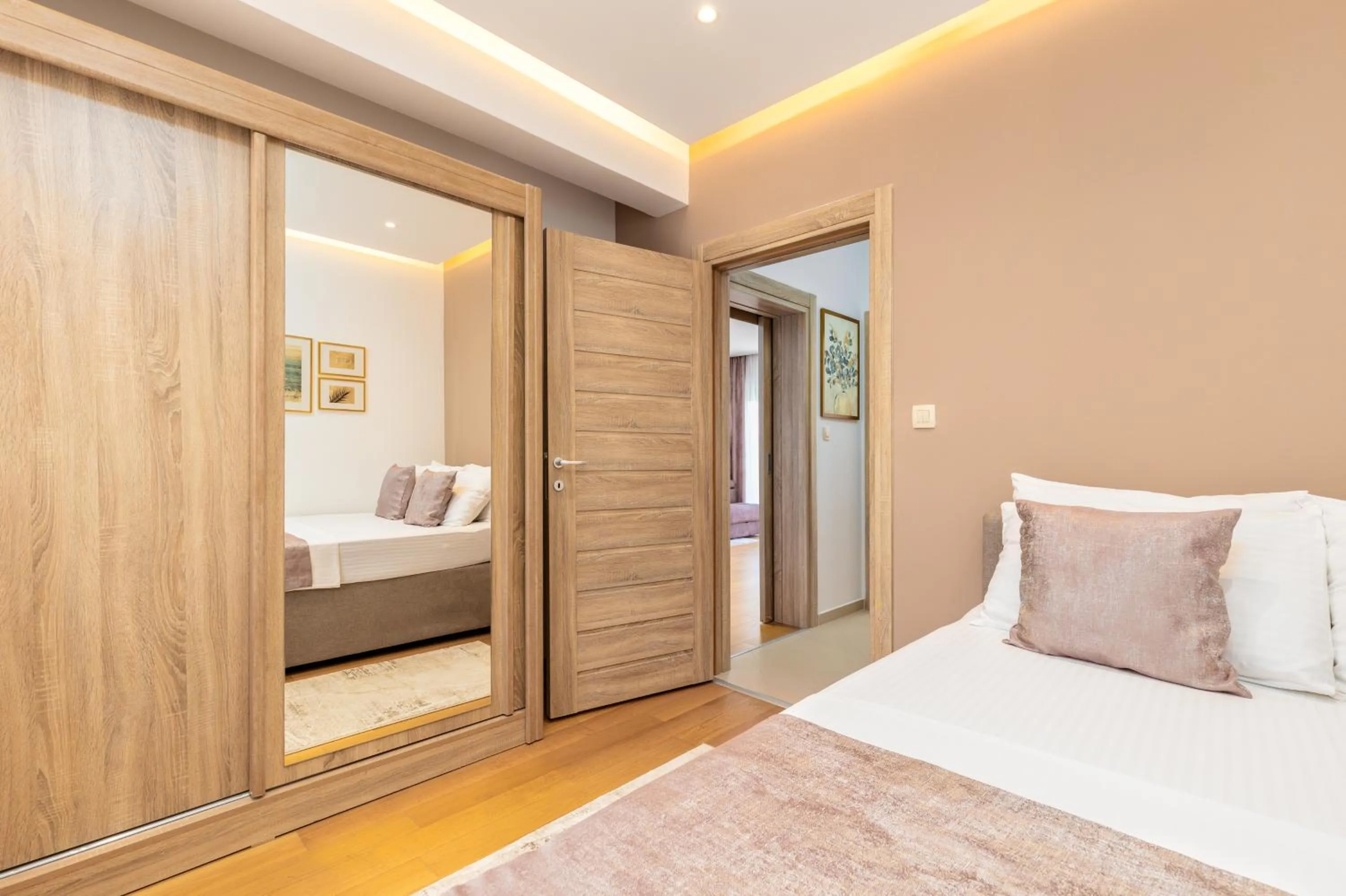 Bedroom, Bed in Apart hotel M S KATUNJANIN