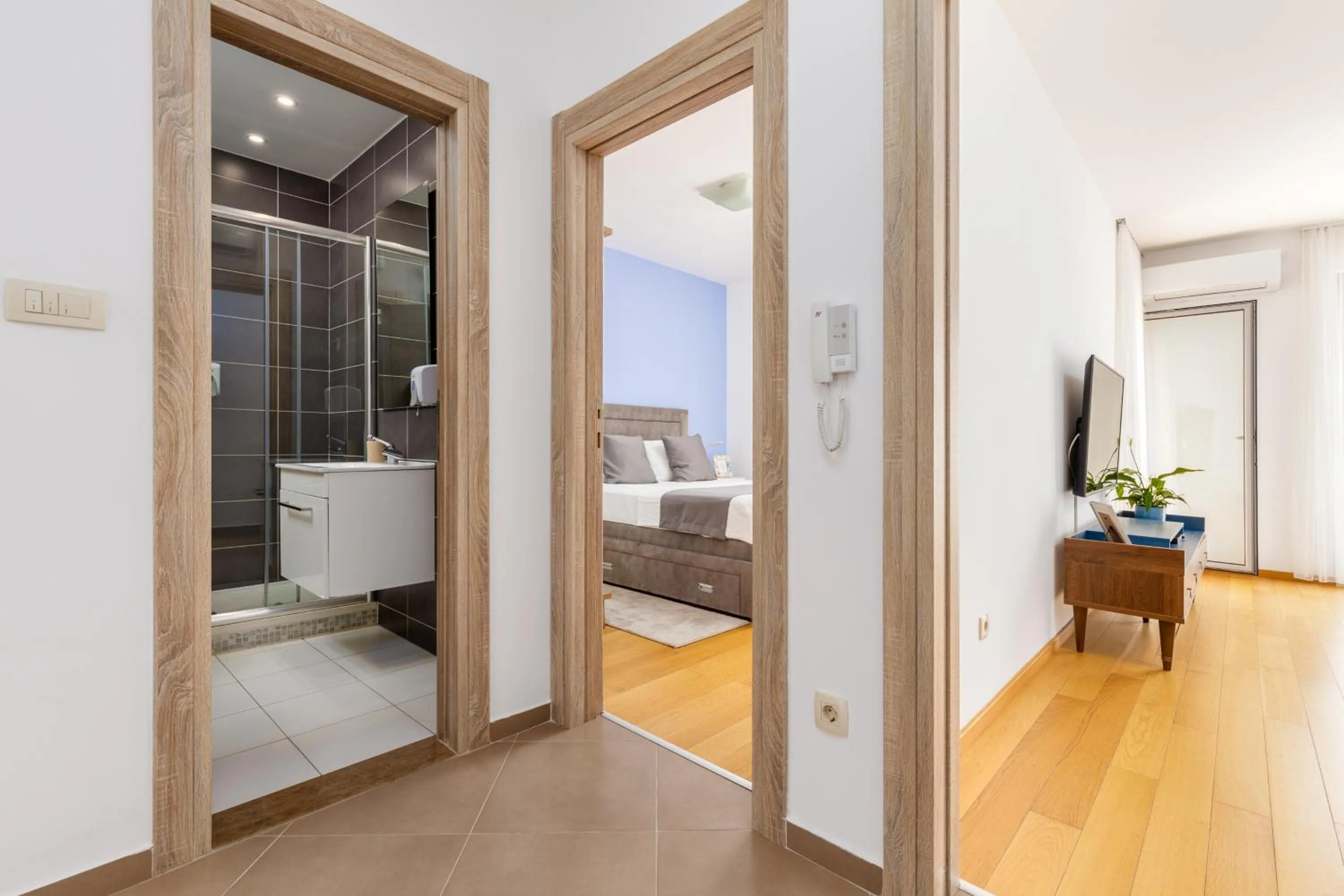 Text overlay, Bed in Apart hotel M S KATUNJANIN