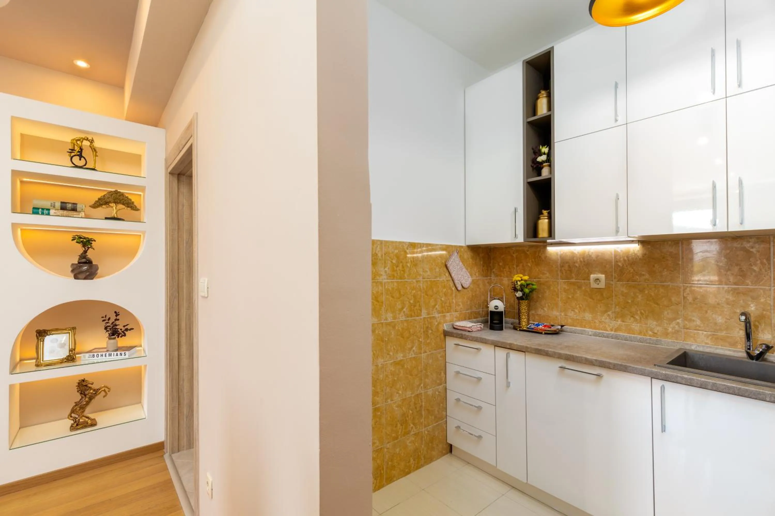 Coffee/tea facilities in Apart hotel M S KATUNJANIN