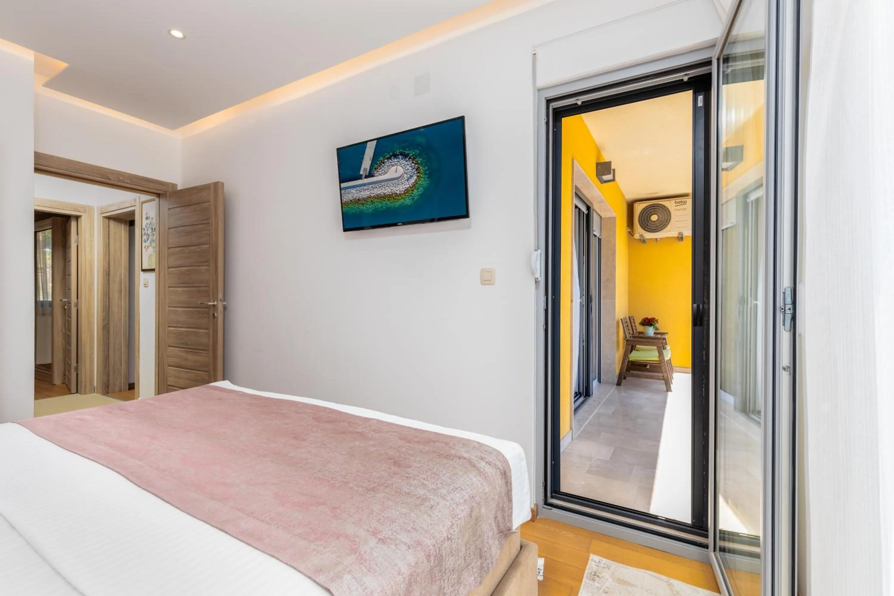 TV and multimedia, Bed in Apart hotel M S KATUNJANIN