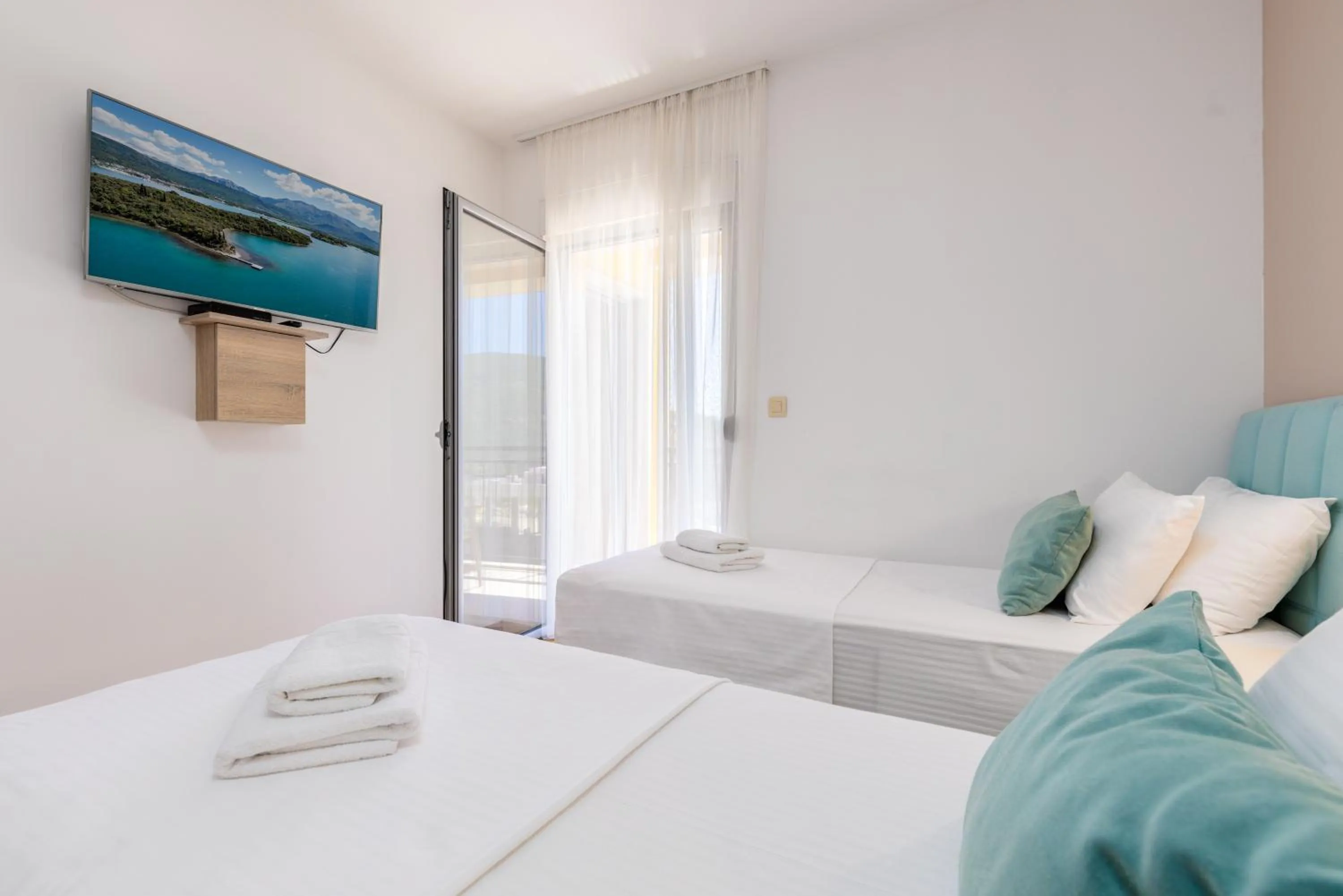 TV and multimedia, Bed in Apart hotel M S KATUNJANIN