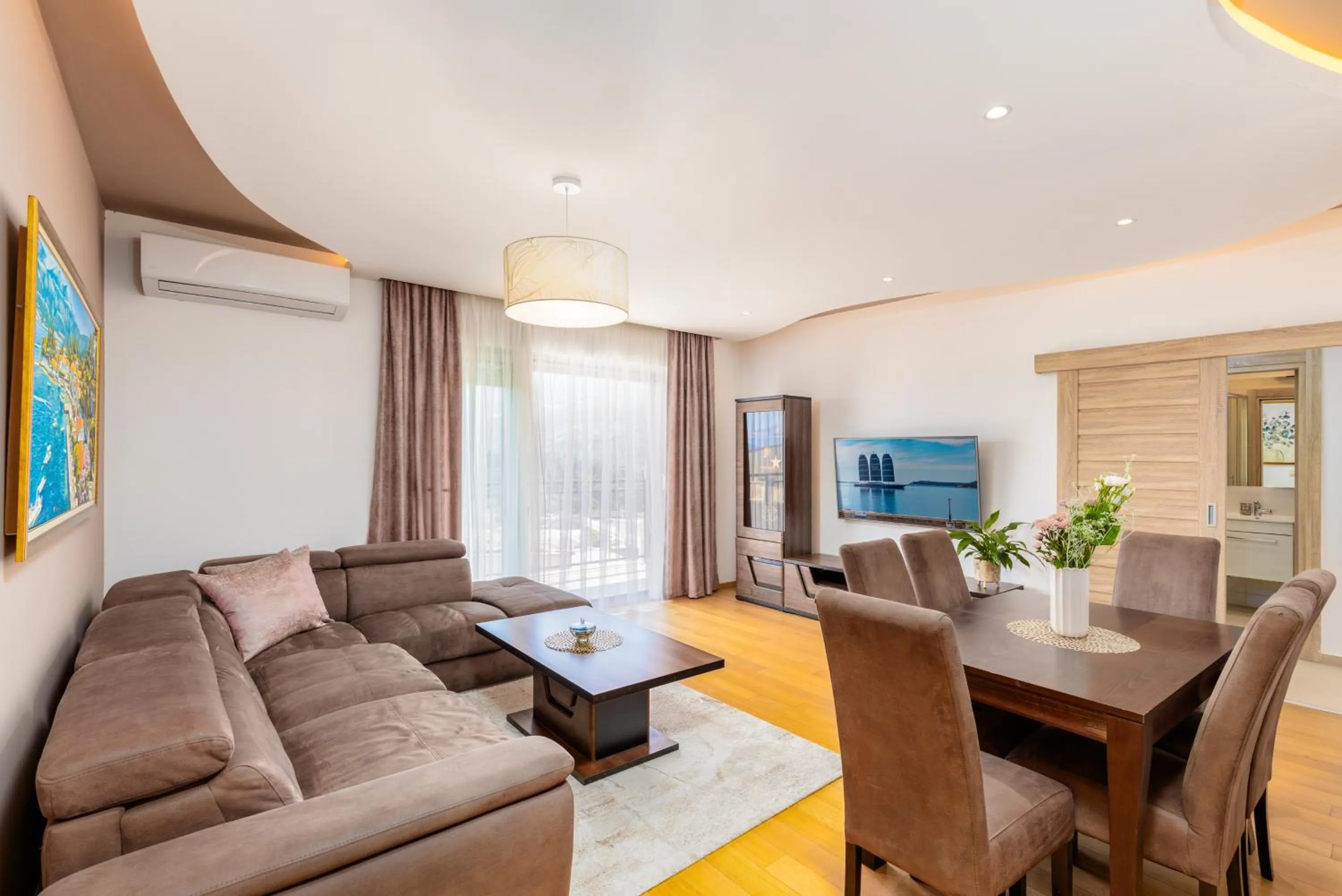 TV and multimedia in Apart hotel M S KATUNJANIN