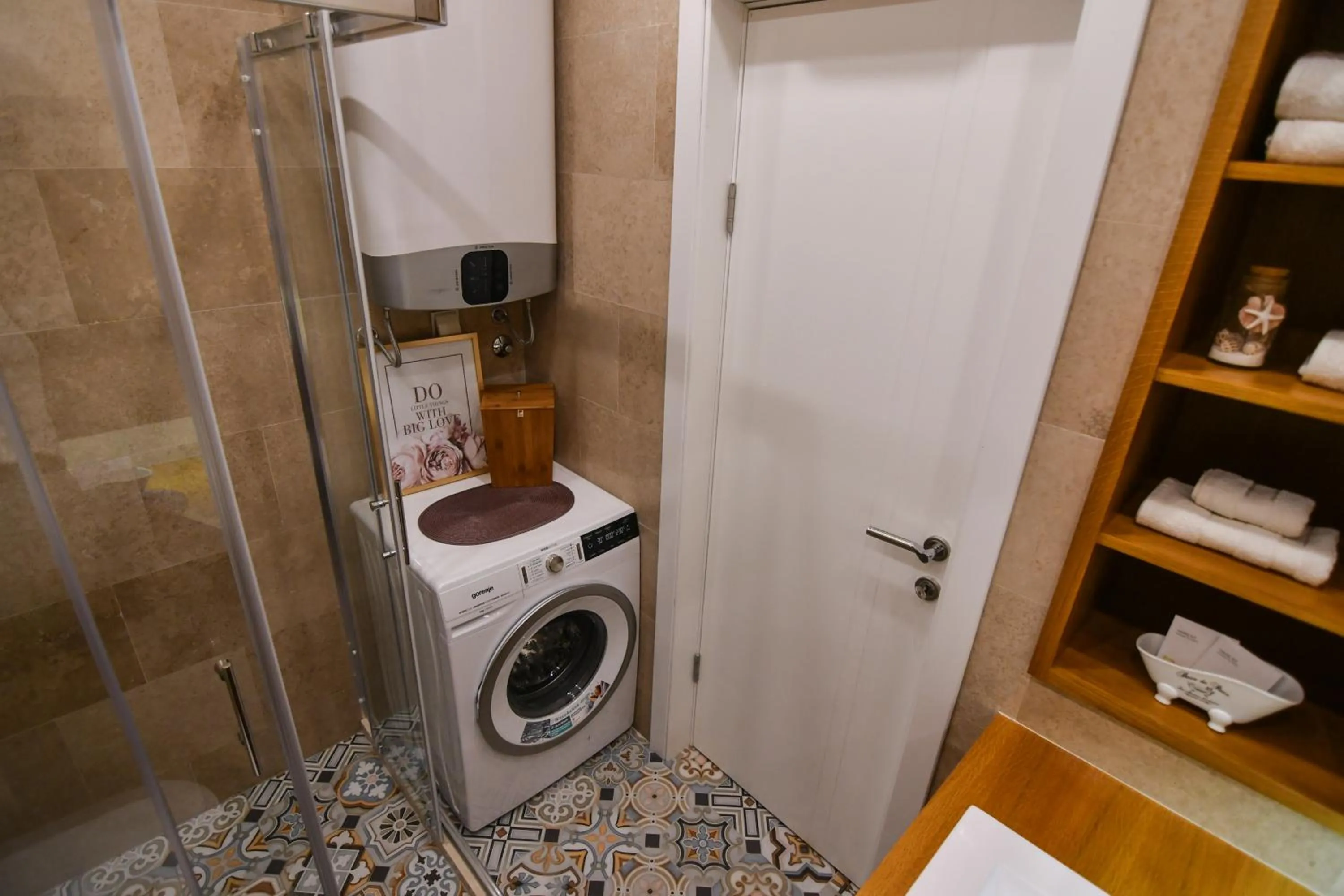 Bathroom in Apart hotel M S KATUNJANIN