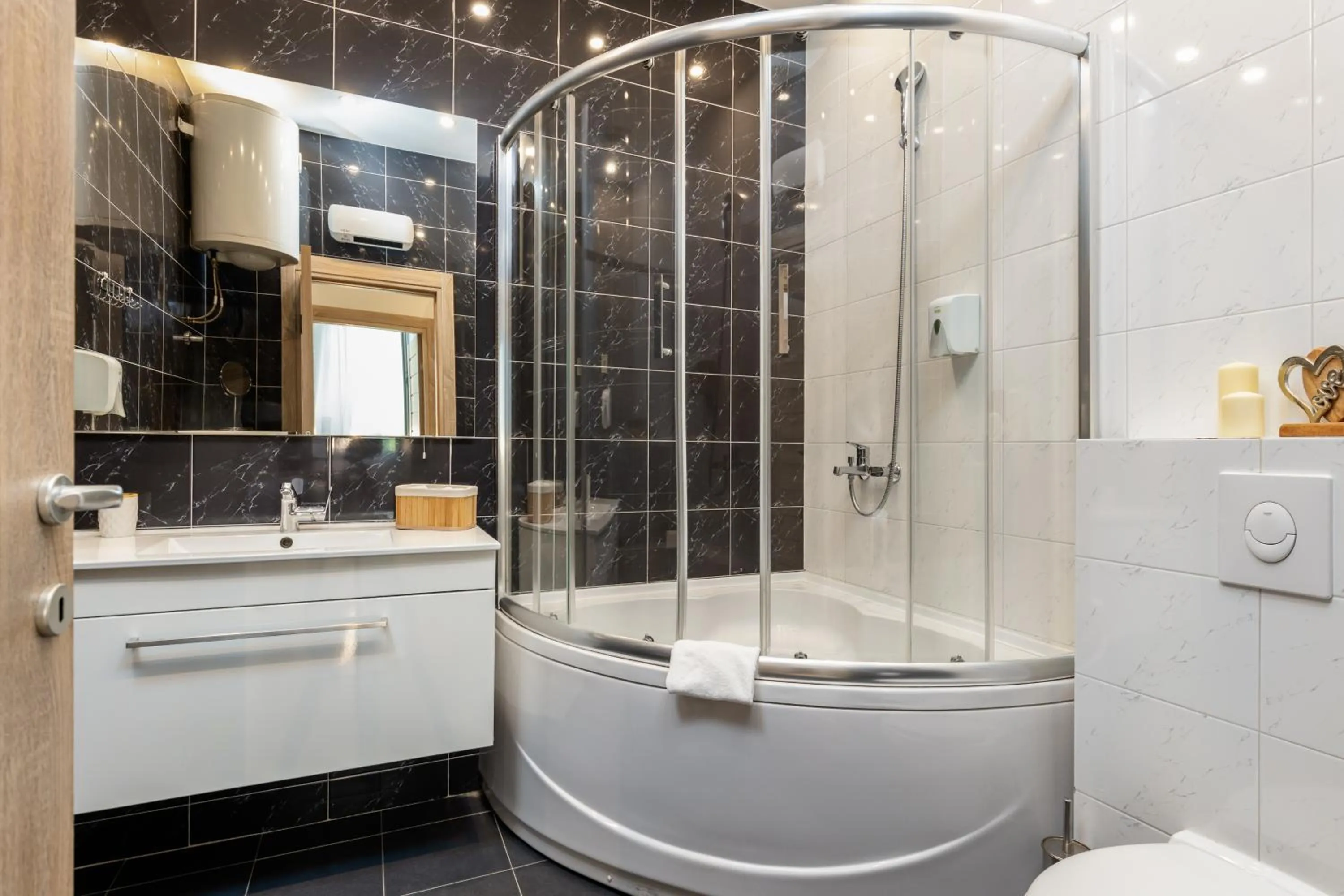 Bathroom in Apart hotel M S KATUNJANIN