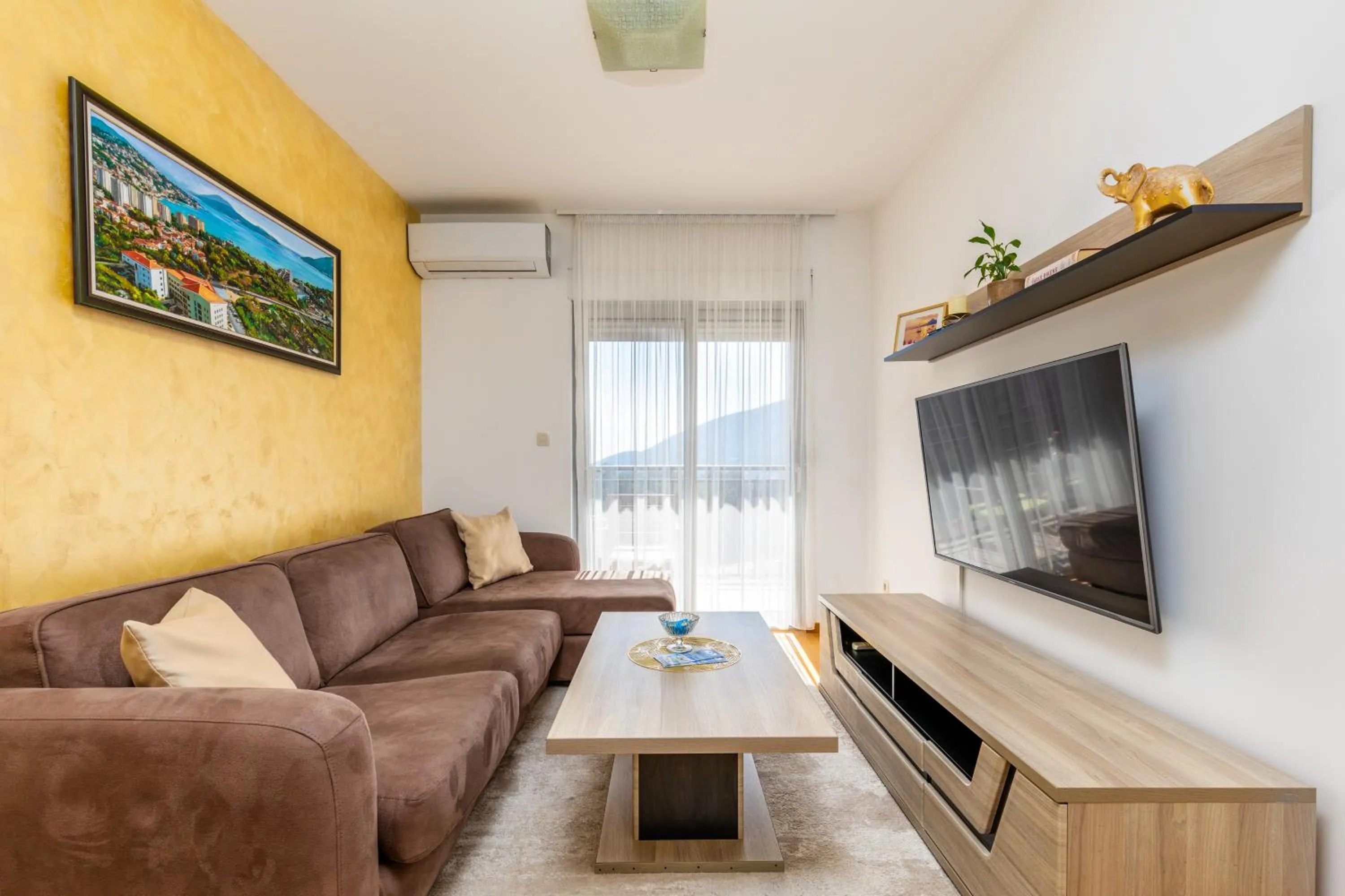 TV and multimedia in Apart hotel M S KATUNJANIN