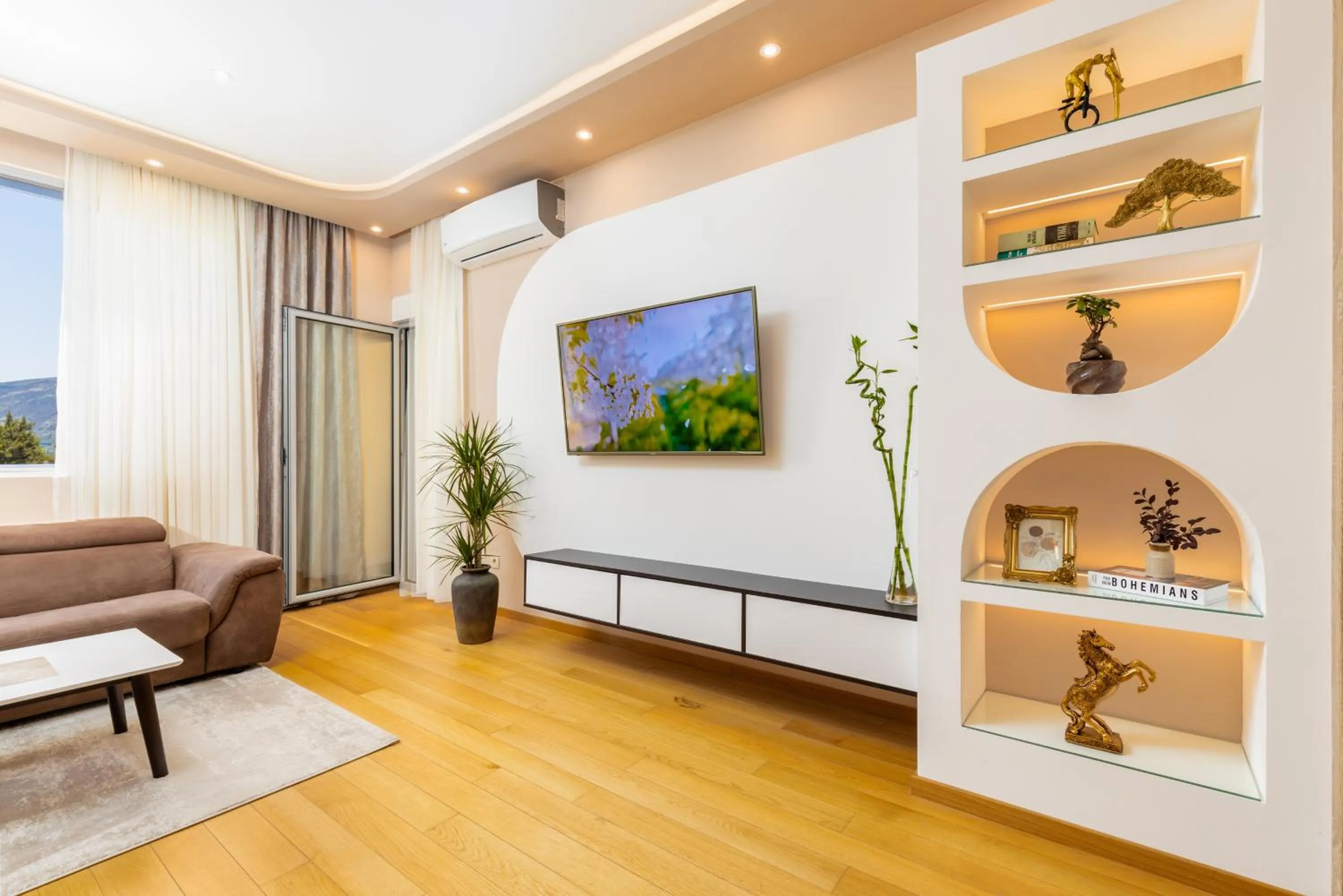 TV and multimedia in Apart hotel M S KATUNJANIN