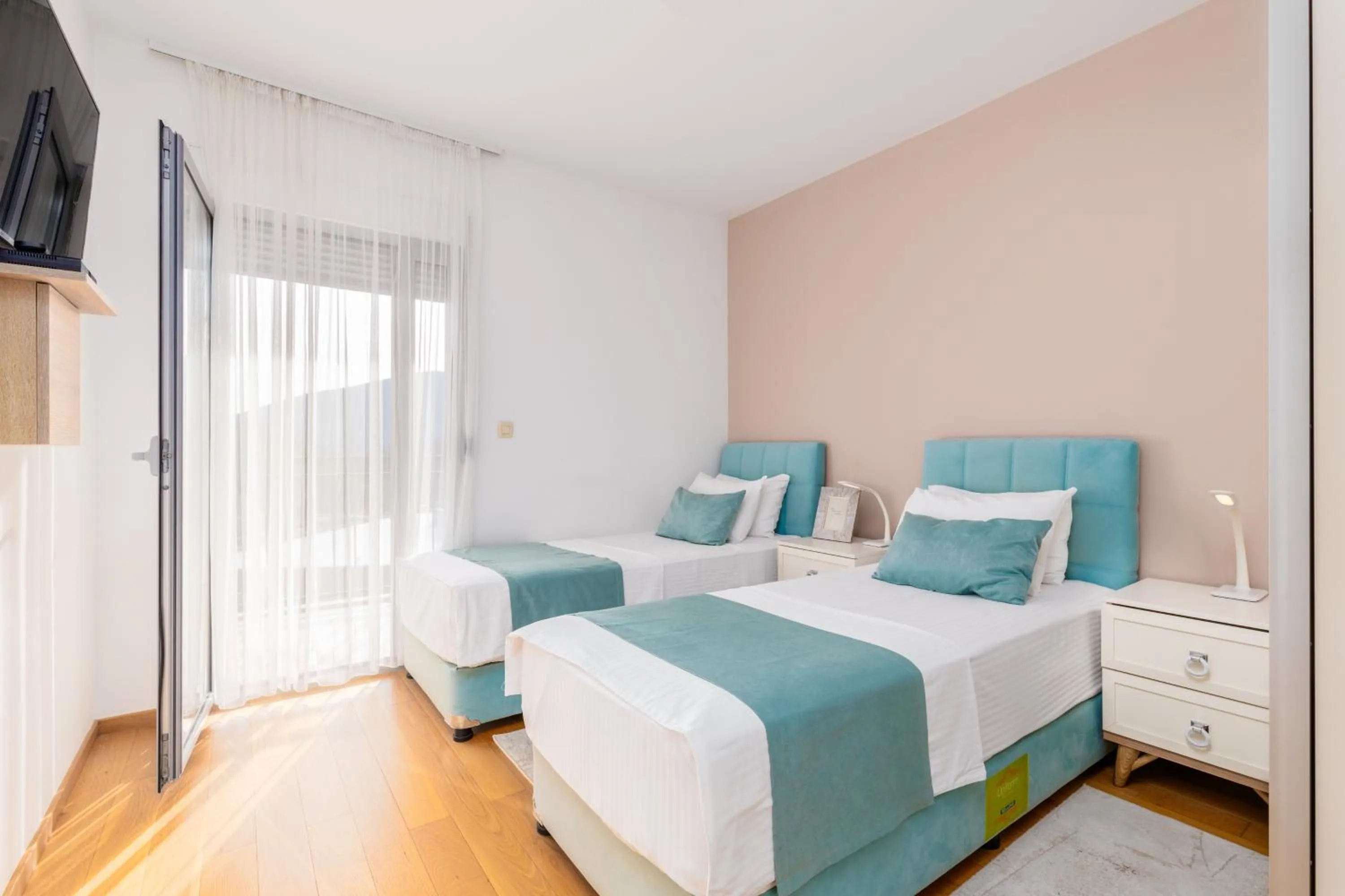 Bedroom, Bed in Apart hotel M S KATUNJANIN