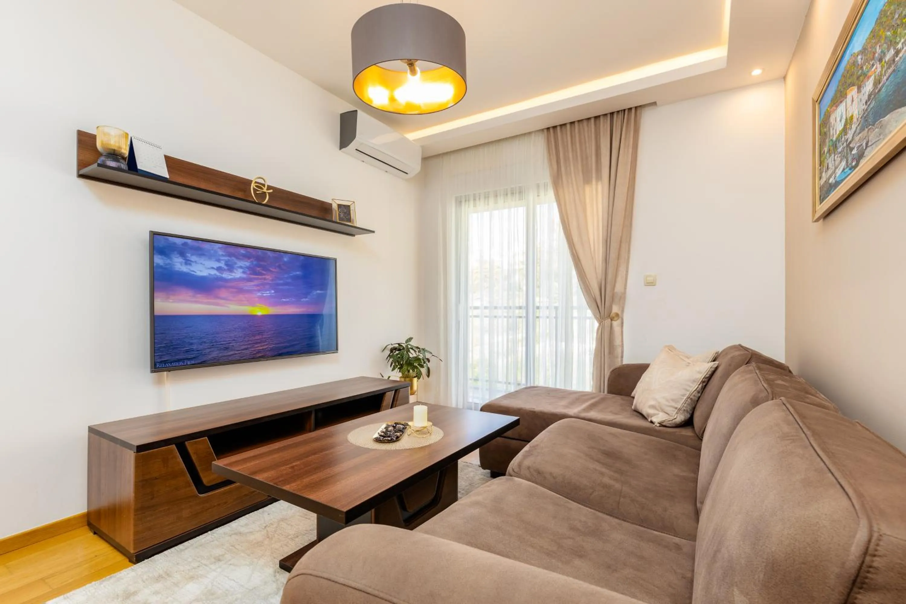Communal lounge/ TV room in Apart hotel M S KATUNJANIN
