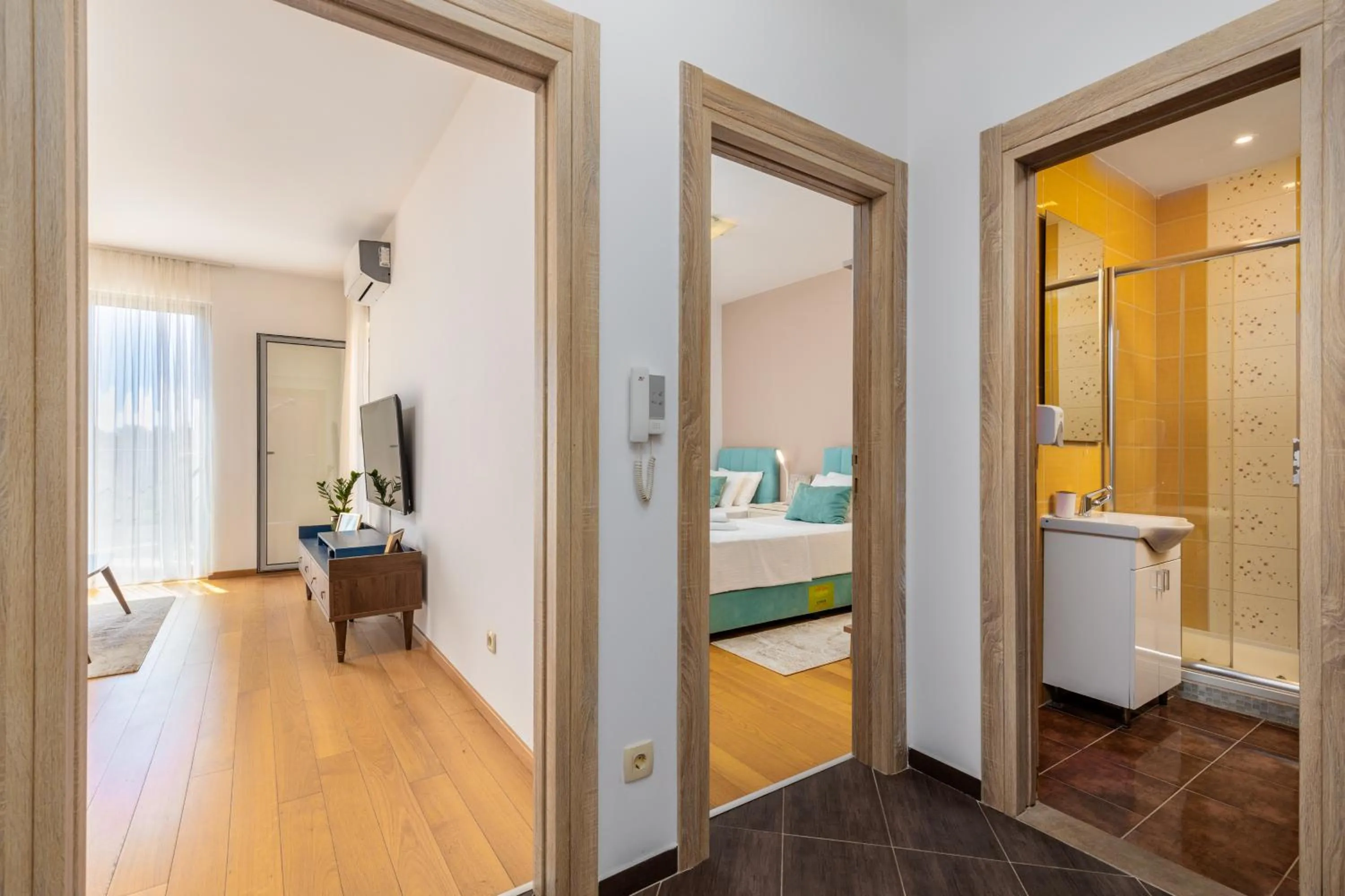 Bathroom, Bed in Apart hotel M S KATUNJANIN