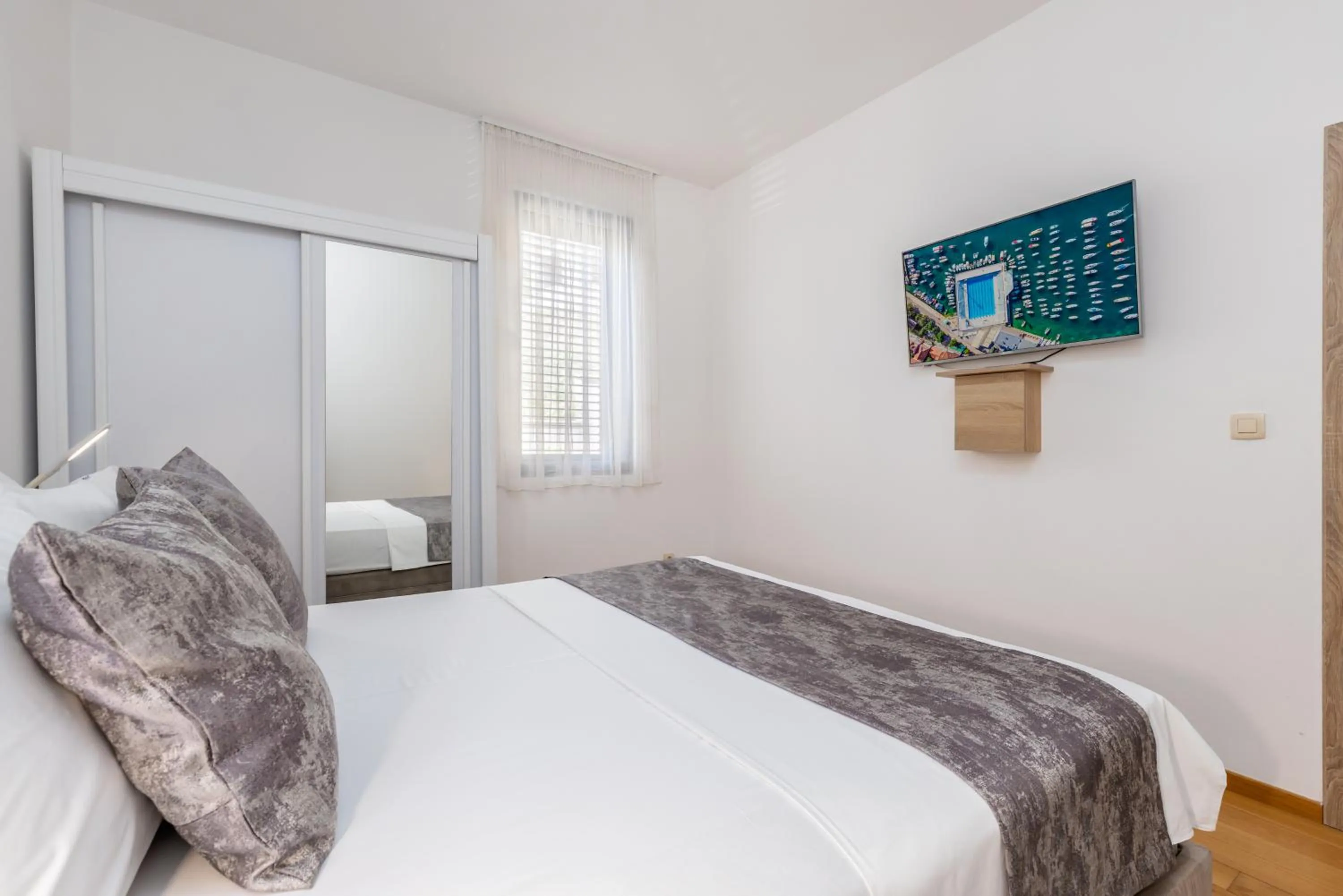 TV and multimedia, Bed in Apart hotel M S KATUNJANIN