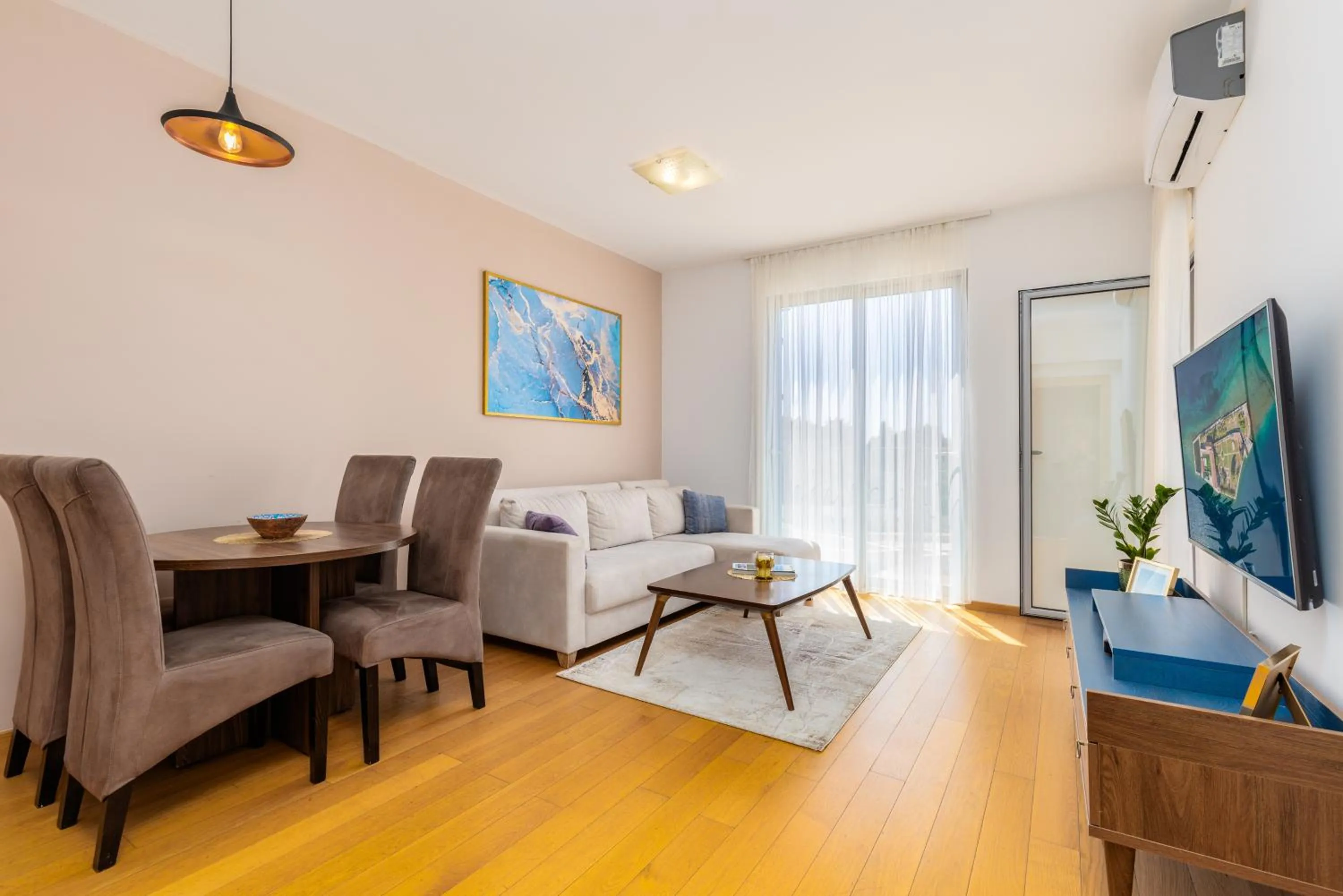 TV and multimedia in Apart hotel M S KATUNJANIN