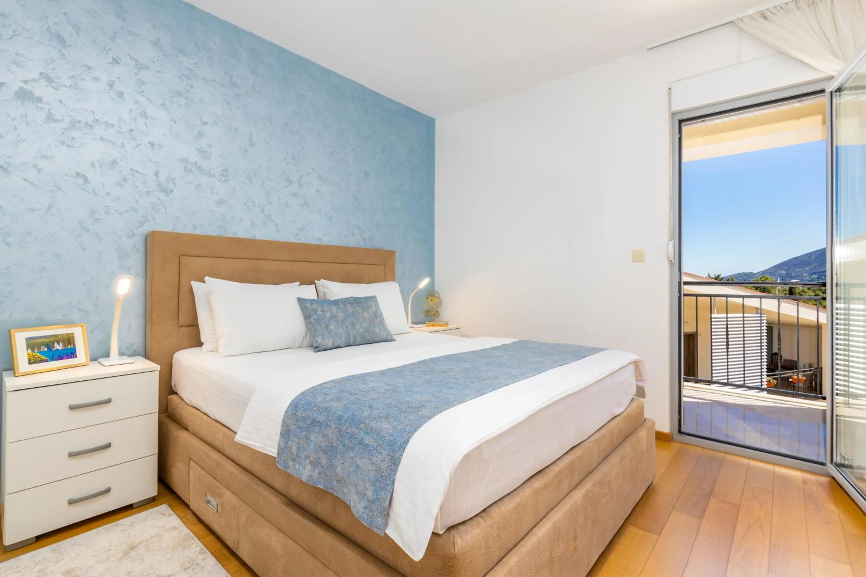 Balcony/Terrace, Bed in Apart hotel M S KATUNJANIN