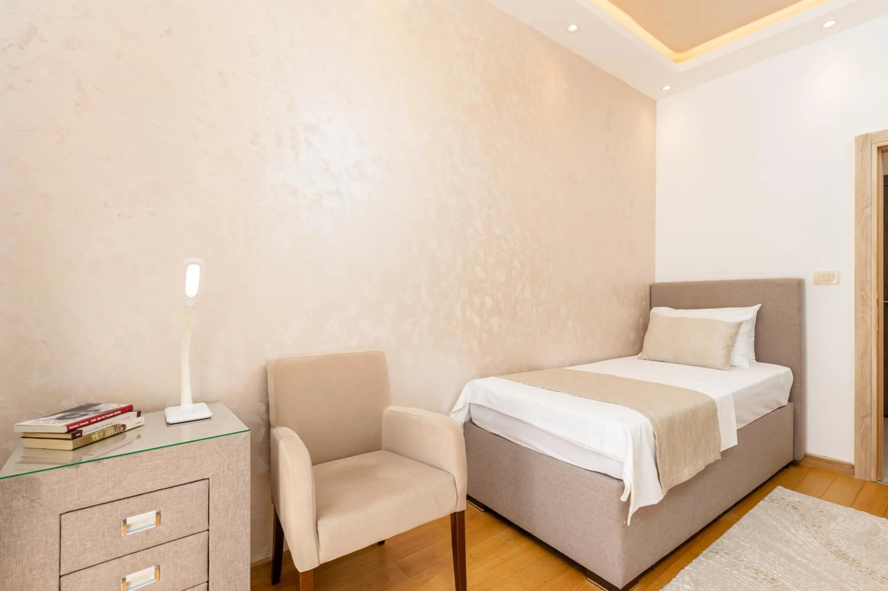 Bedroom, Bed in Apart hotel M S KATUNJANIN