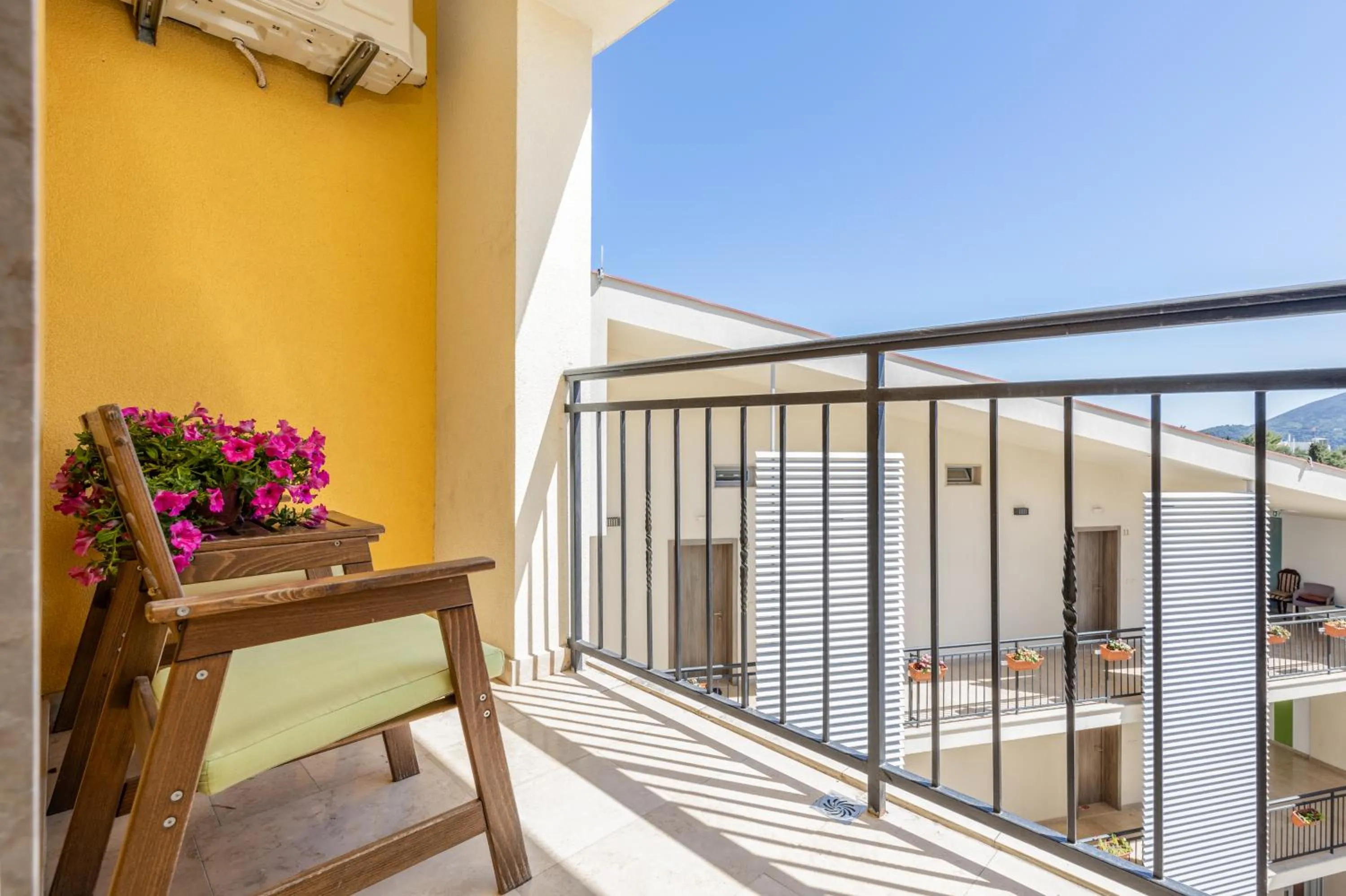 Garden view in Apart hotel M S KATUNJANIN