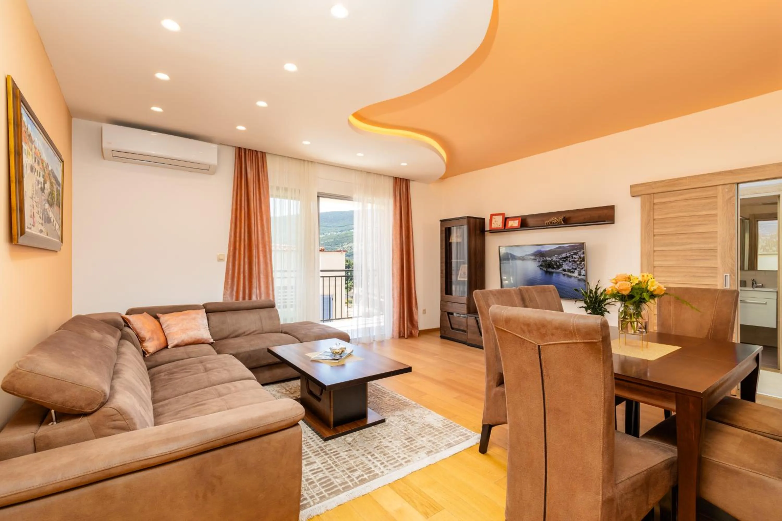 TV and multimedia in Apart hotel M S KATUNJANIN