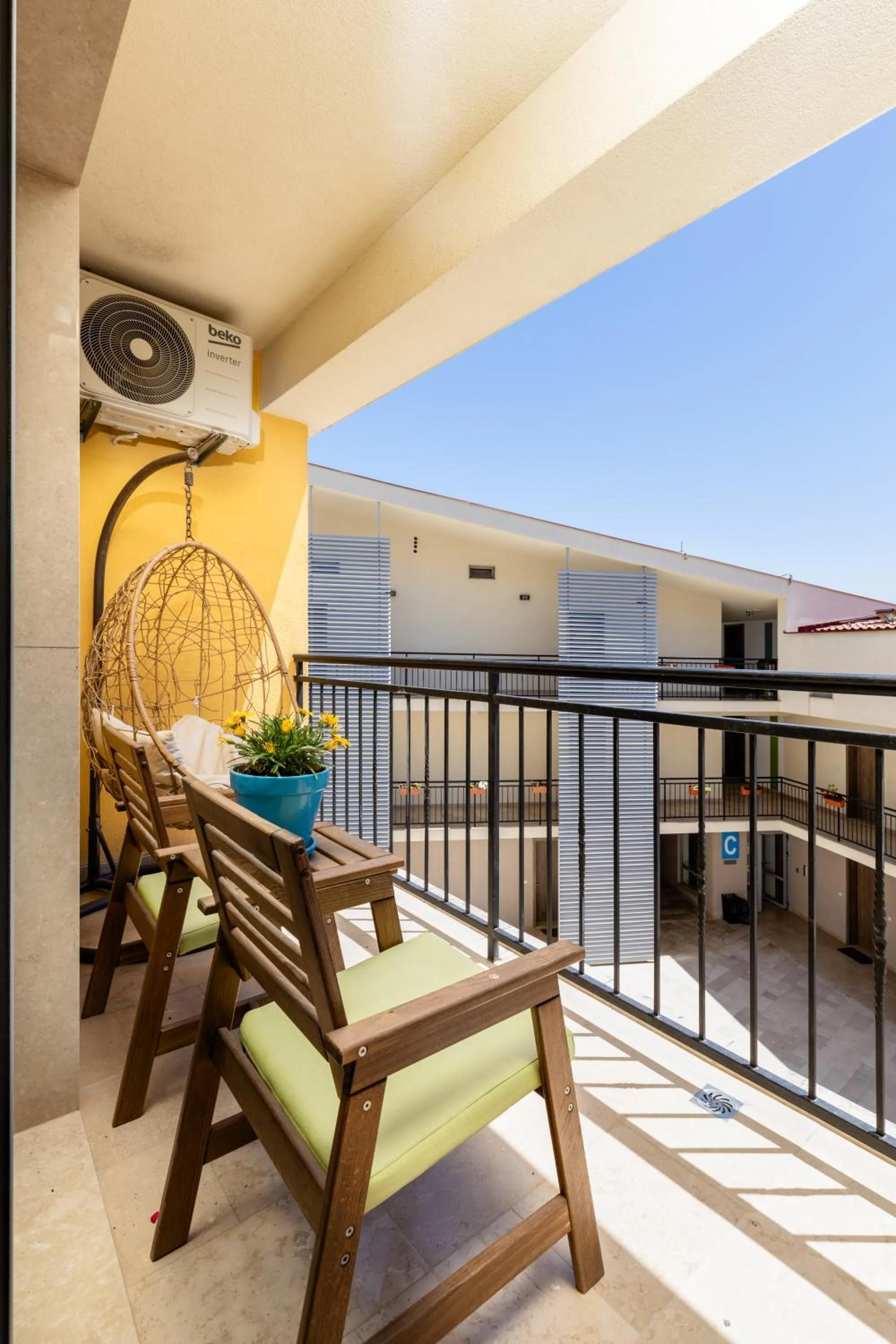 Patio in Apart hotel M S KATUNJANIN