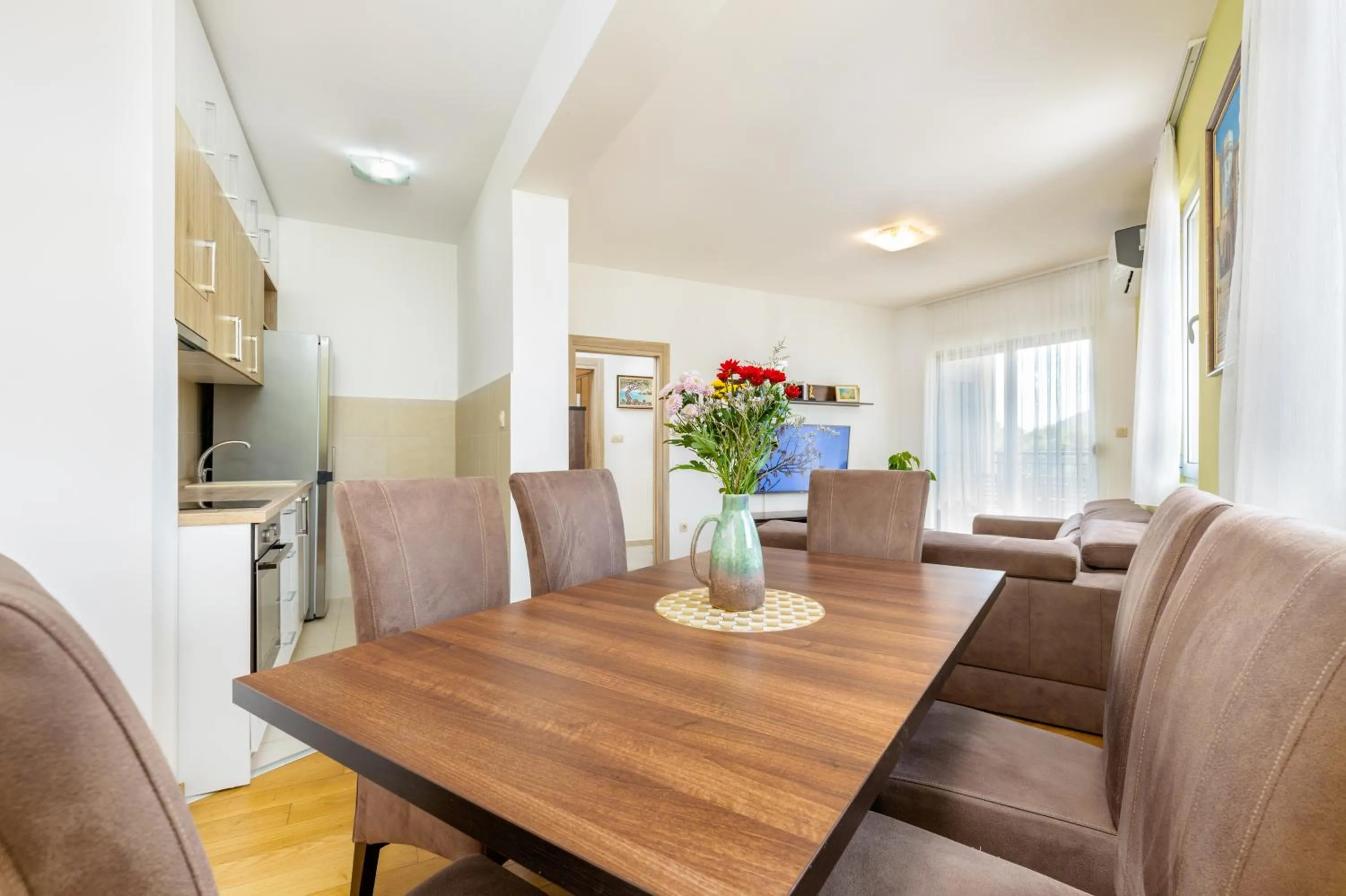 Kitchen or kitchenette in Apart hotel M S KATUNJANIN