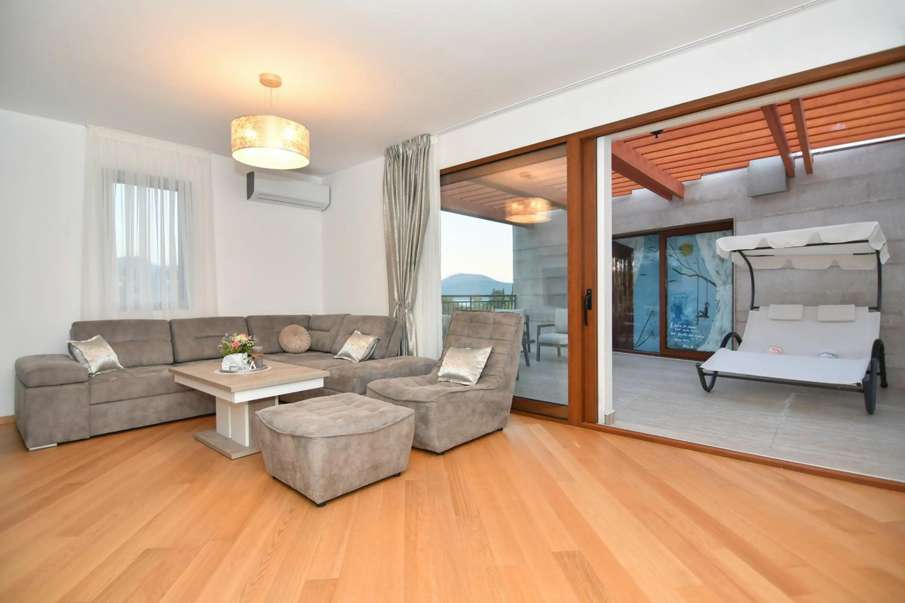 Living room, Bed in Apart hotel M S KATUNJANIN