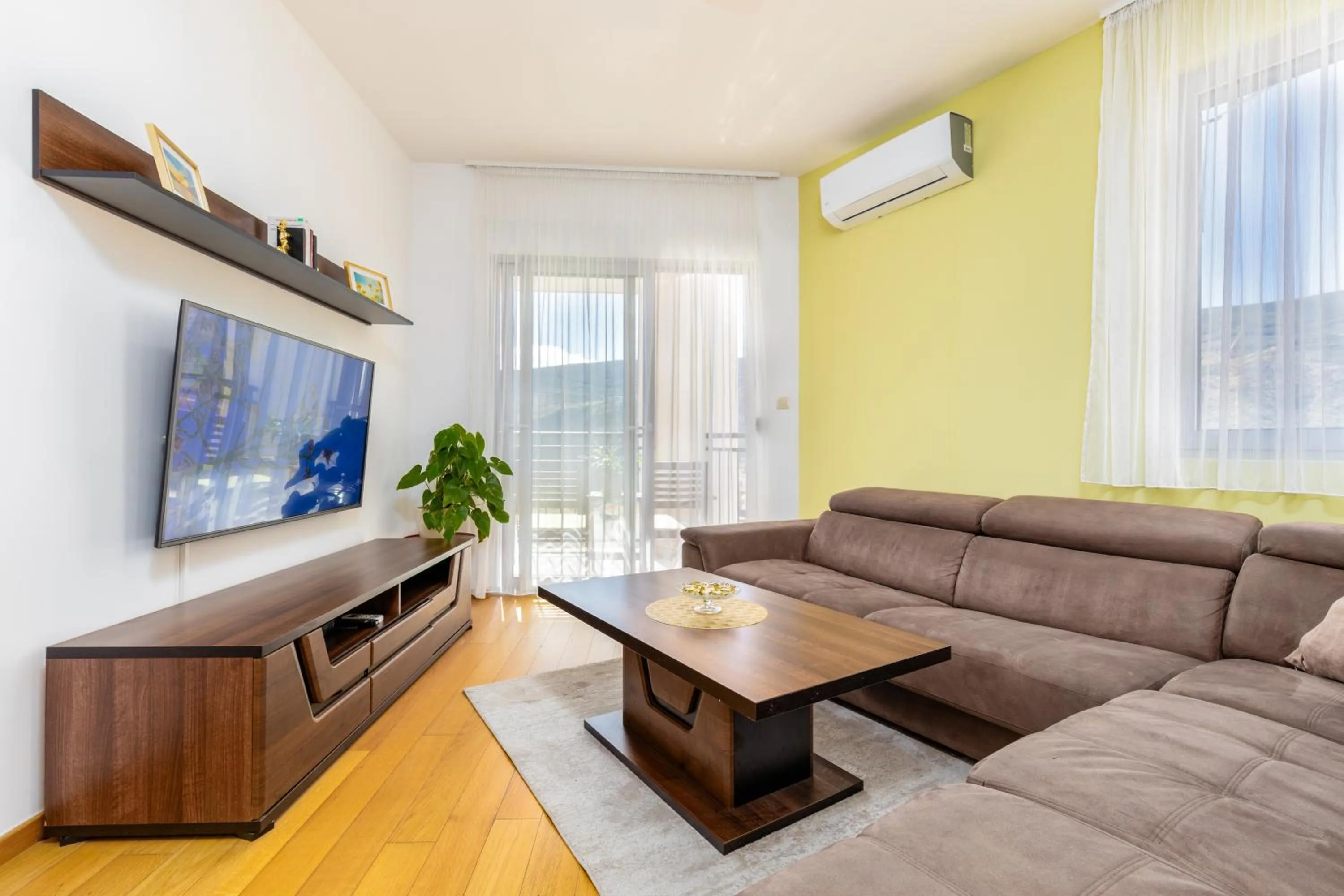 TV and multimedia in Apart hotel M S KATUNJANIN