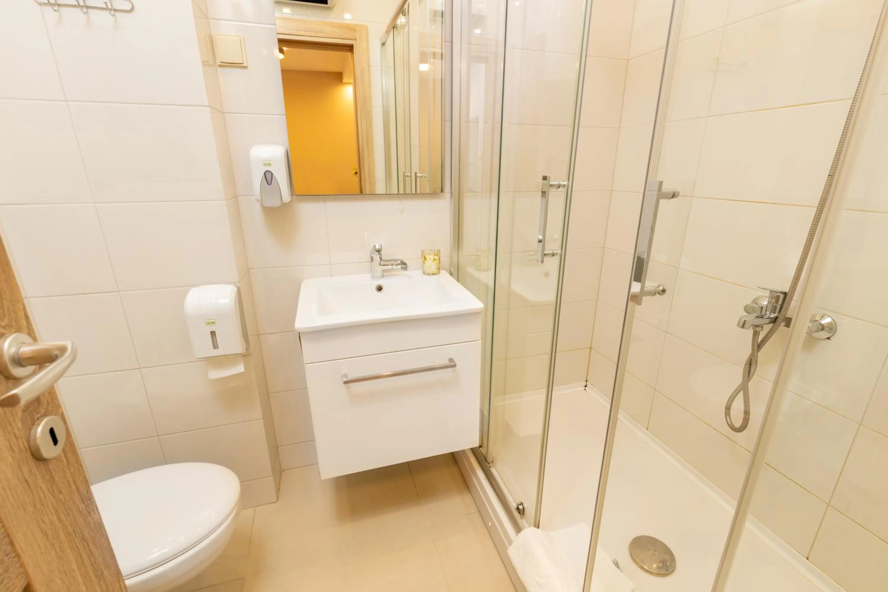 Shower in Apart hotel M S KATUNJANIN