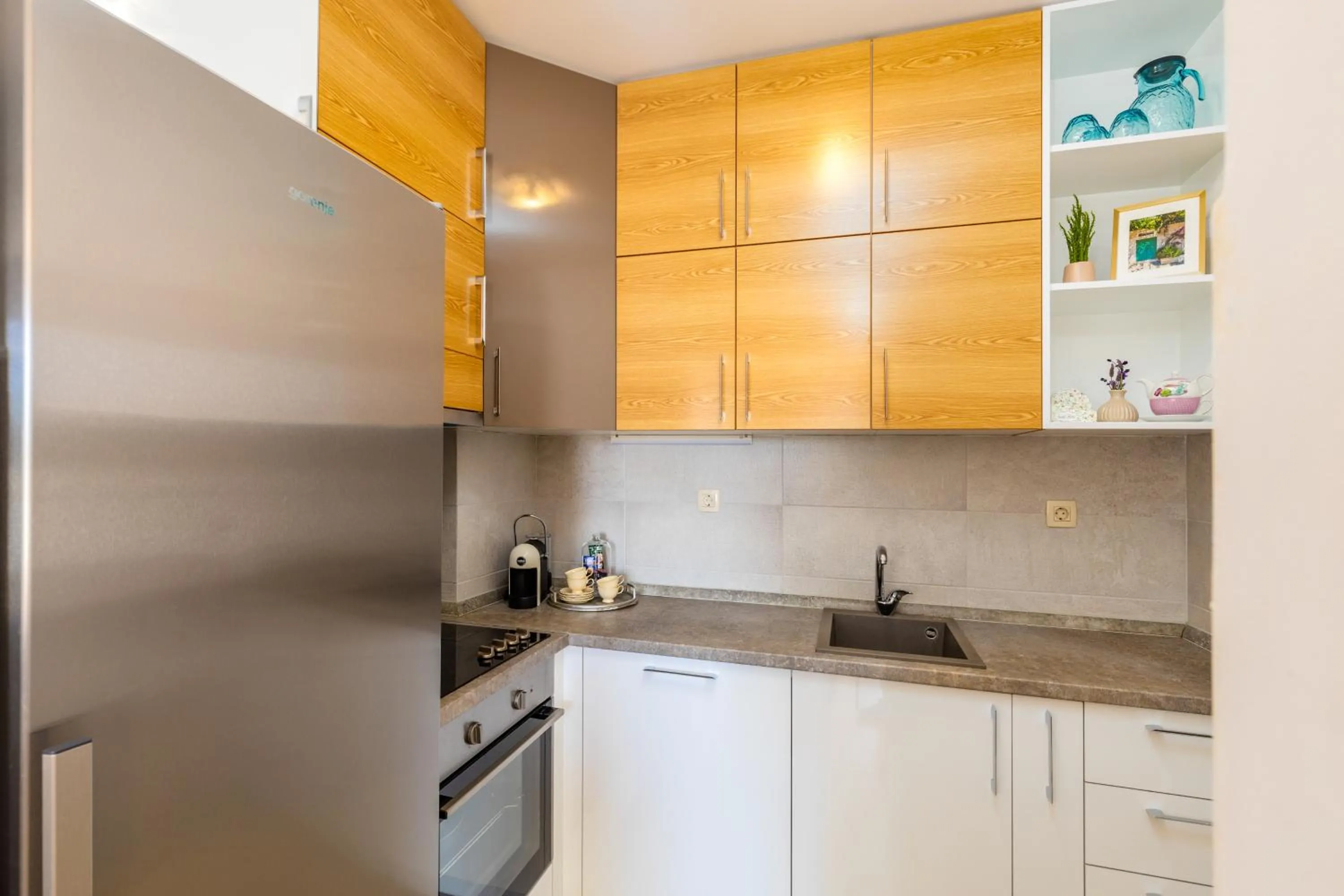 kitchen in Apart hotel M S KATUNJANIN