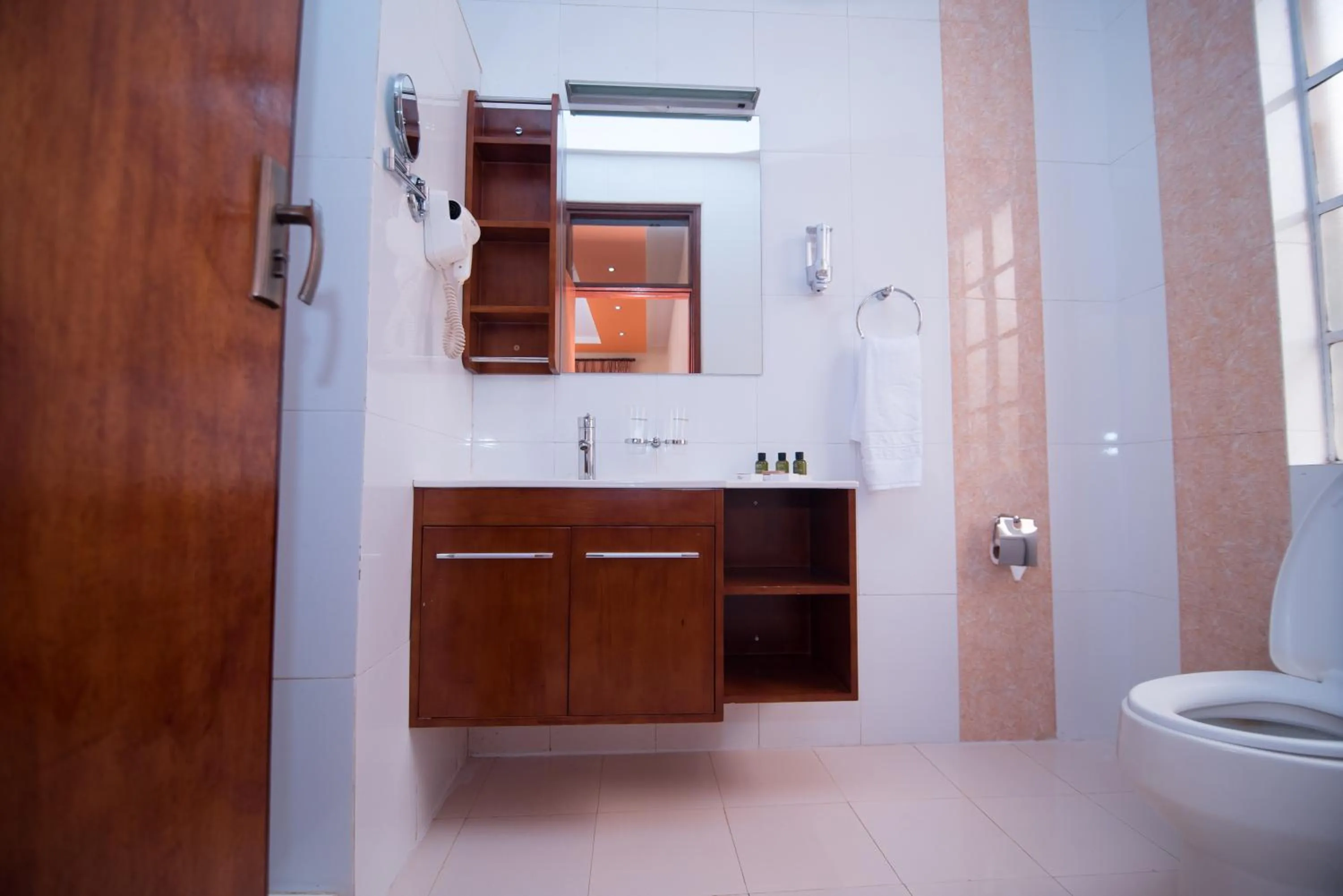 Bathroom in Falcon Heights Hotel