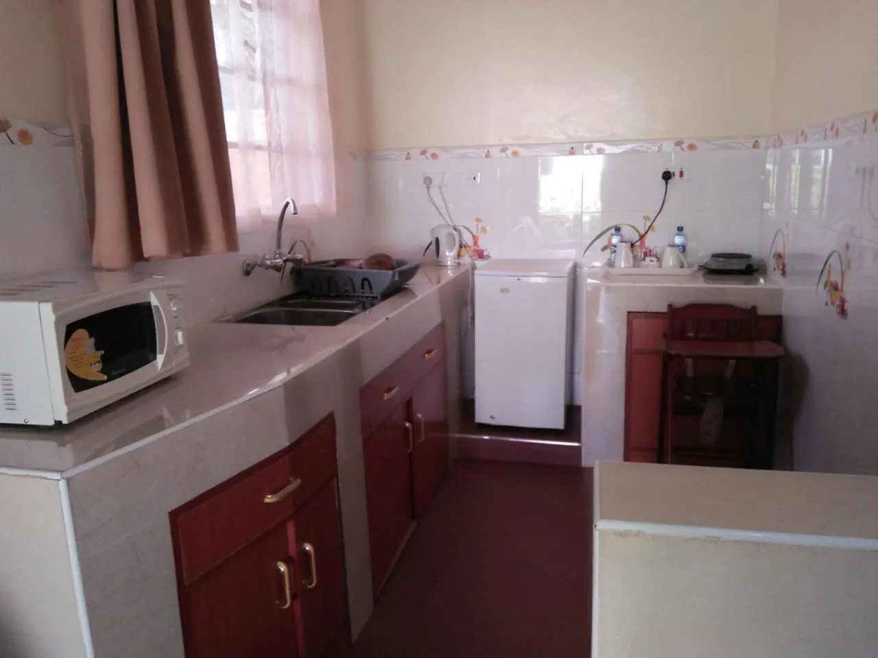 Kitchen or kitchenette in Falcon Heights Hotel