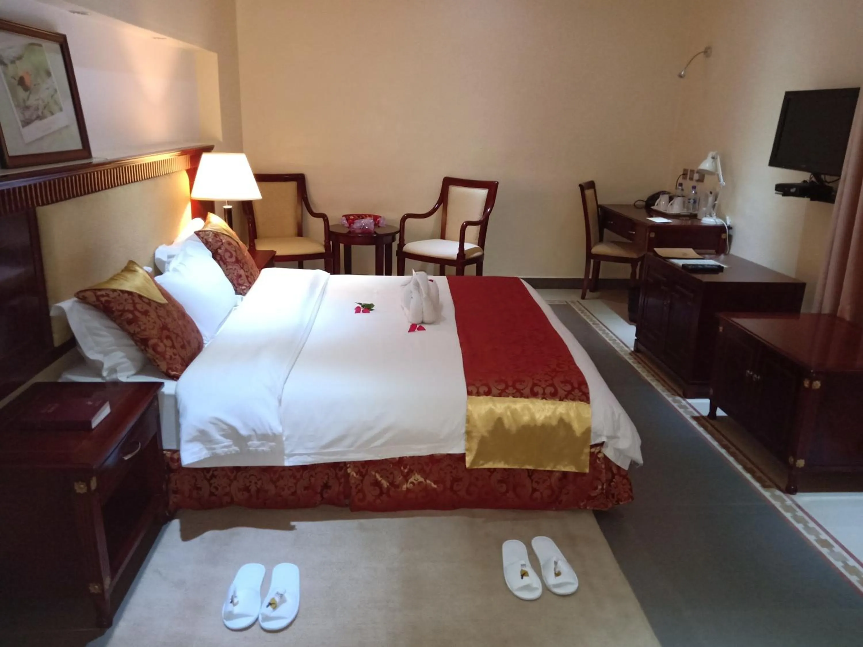 Photo of the whole room, Bed in Falcon Heights Hotel