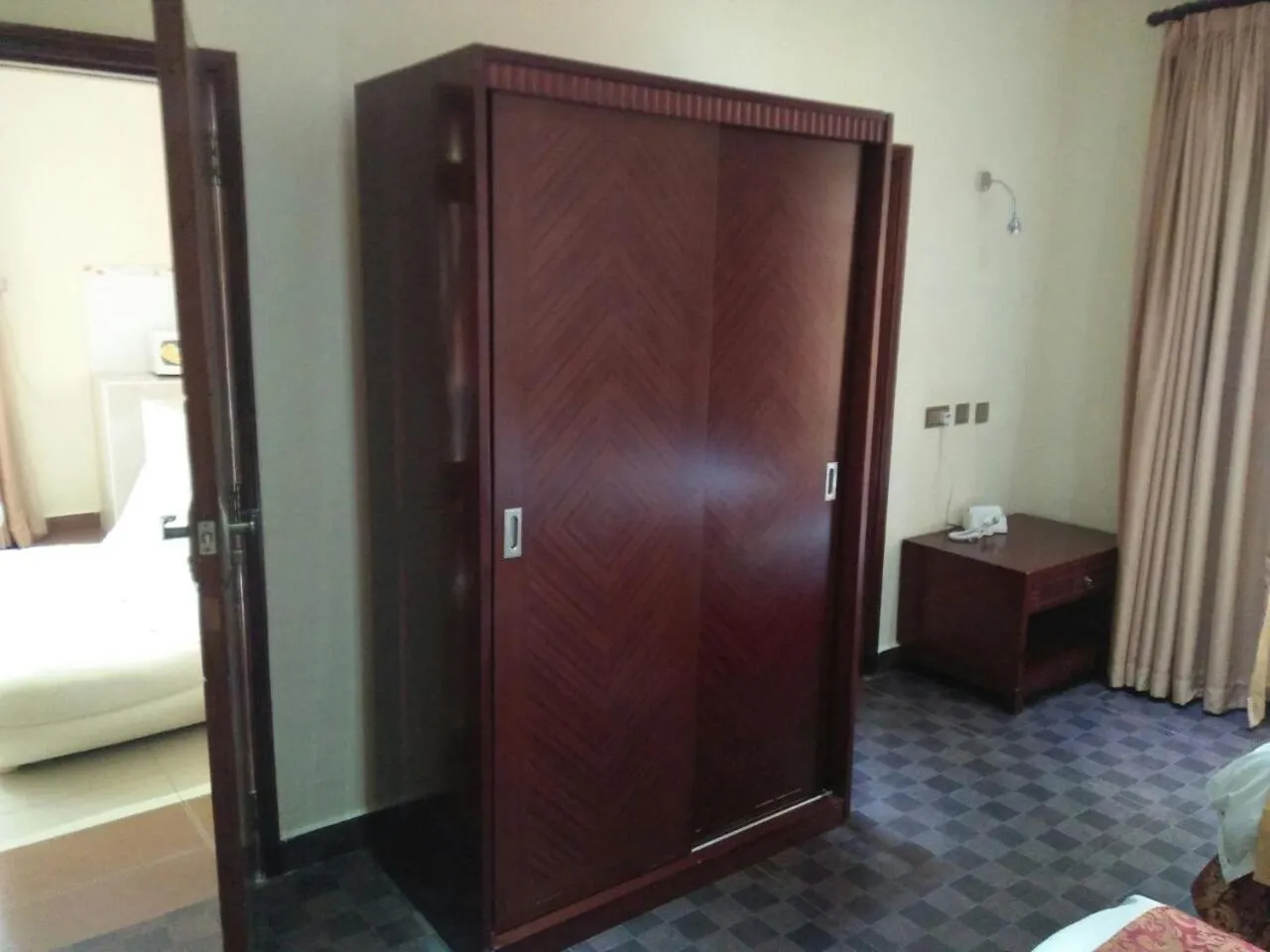 Bathroom, Bed in Falcon Heights Hotel