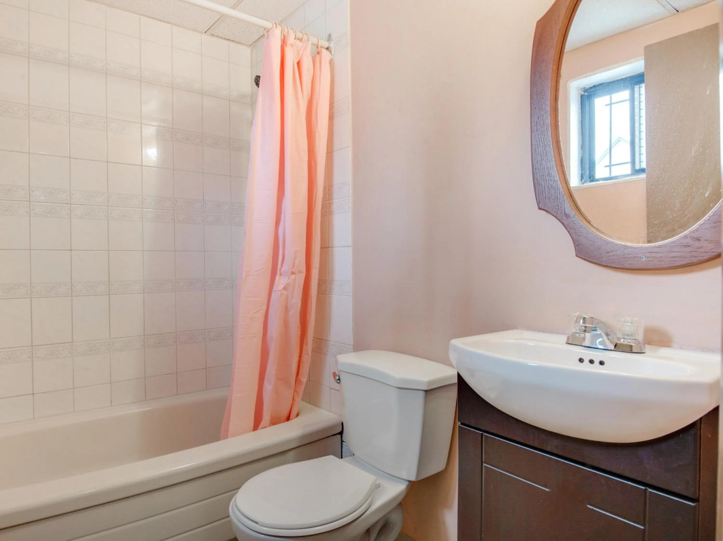 Bathroom in Falls Inn Near Casino Niagara By OYO