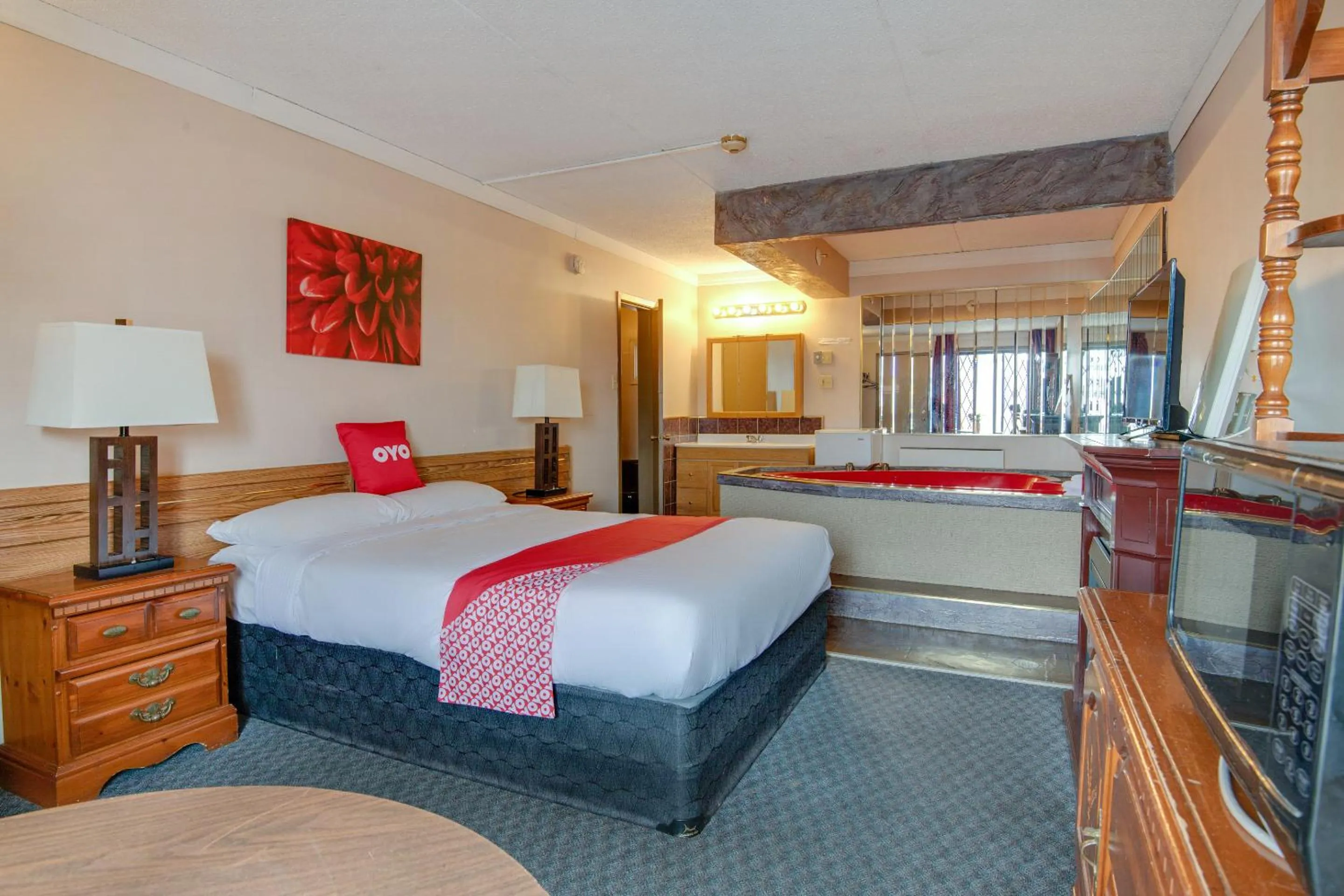 Bedroom in Falls Inn Near Casino Niagara By OYO