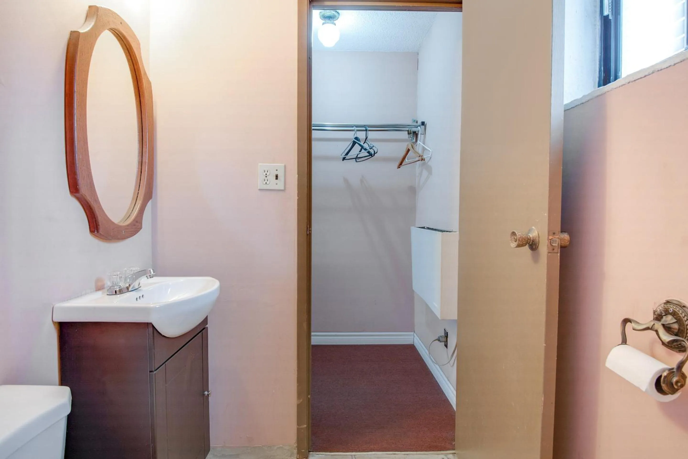 Bathroom in Falls Inn Near Casino Niagara By OYO