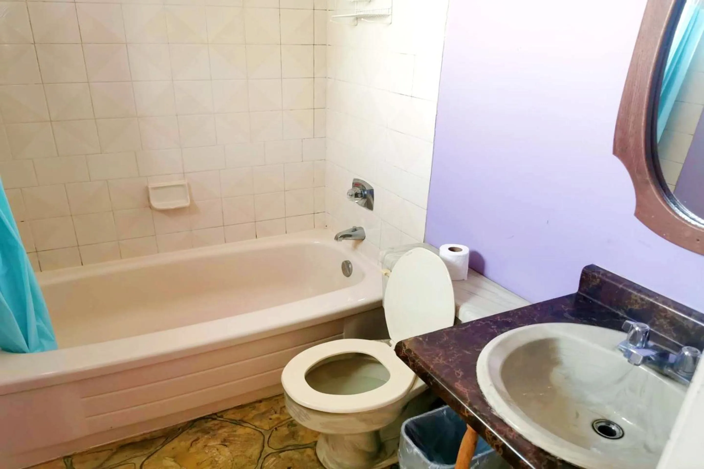 Bathroom in Falls Inn Near Casino Niagara By OYO